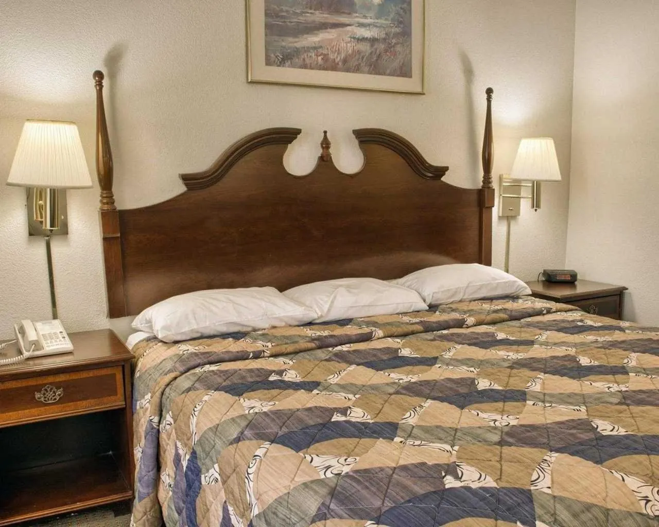 Bed in Rodeway Inn Richmond