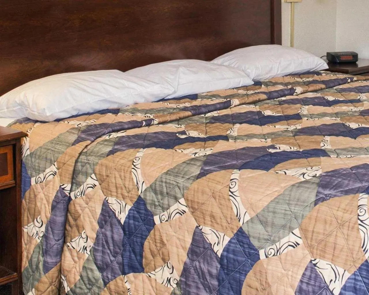 Bed in Rodeway Inn Richmond