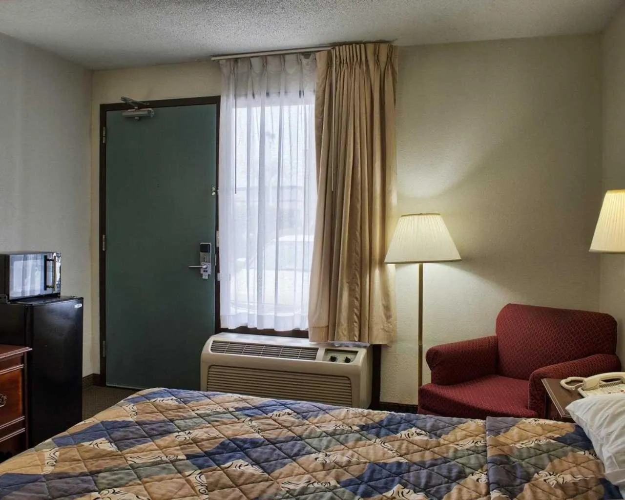 Bed in Rodeway Inn Richmond