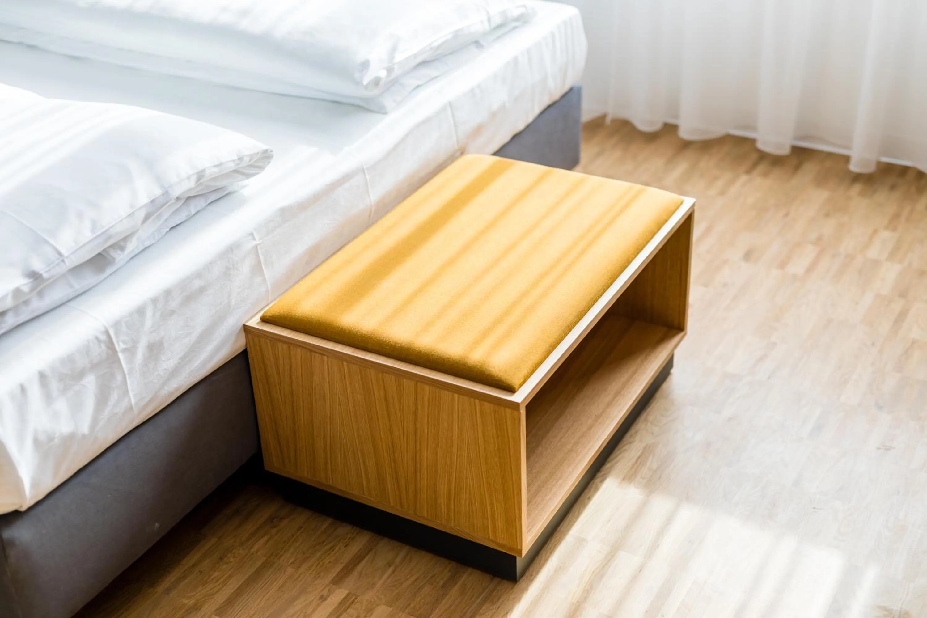 Seating area, Bed in mk | hotel rüsselsheim