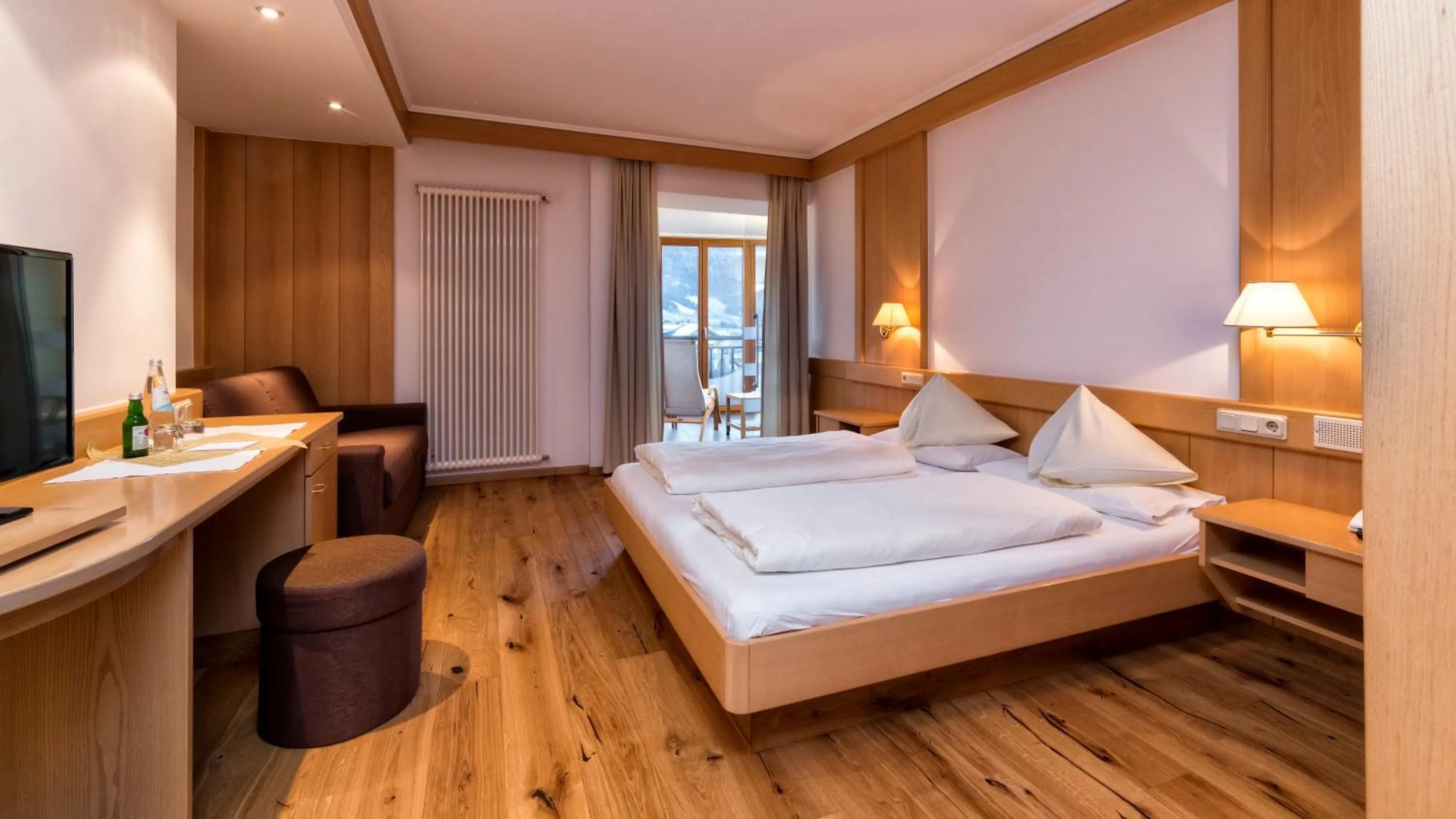 Mountain view, Bed in Hotel Post - OlangCard included