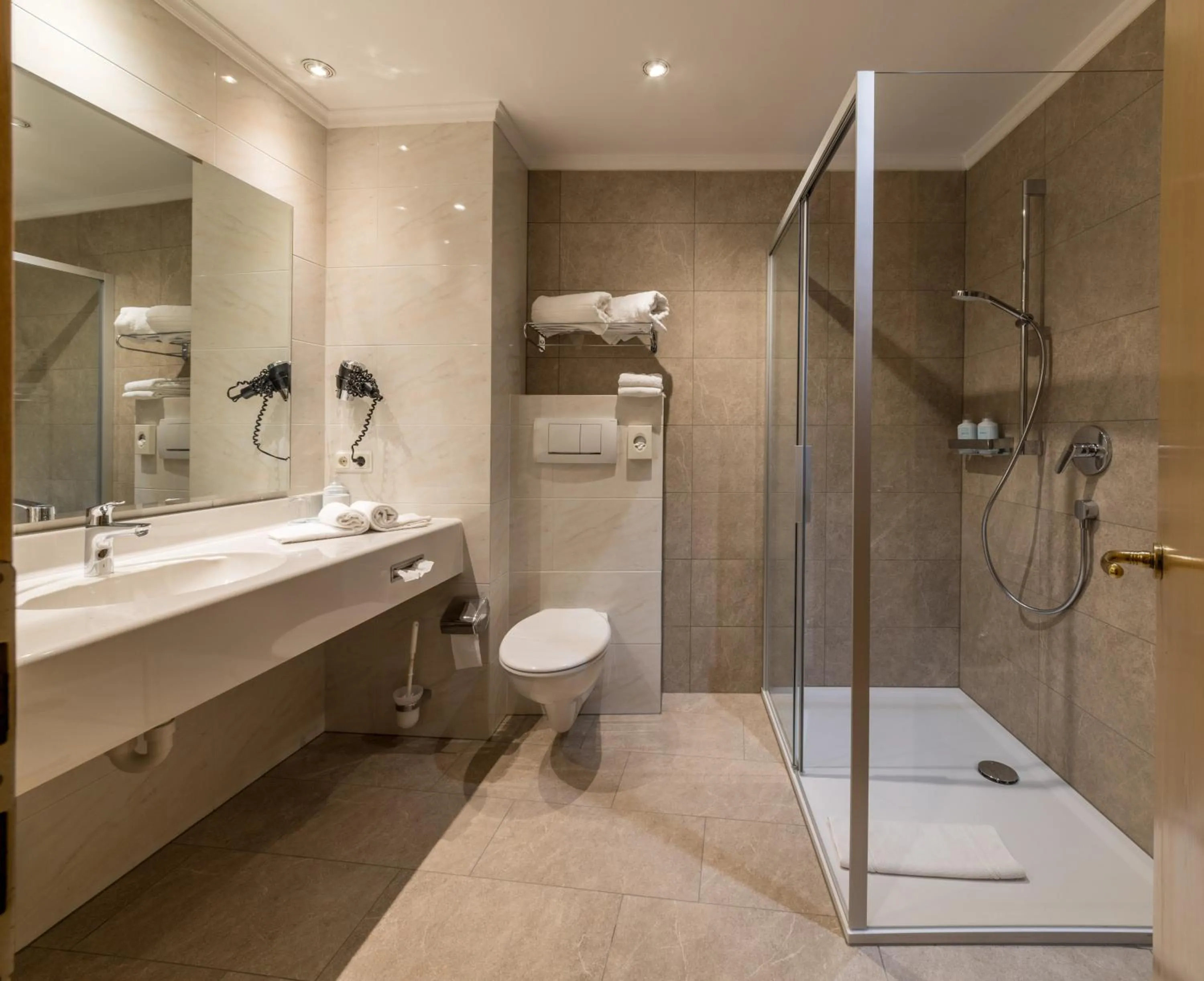 Shower in Hotel Post - OlangCard included