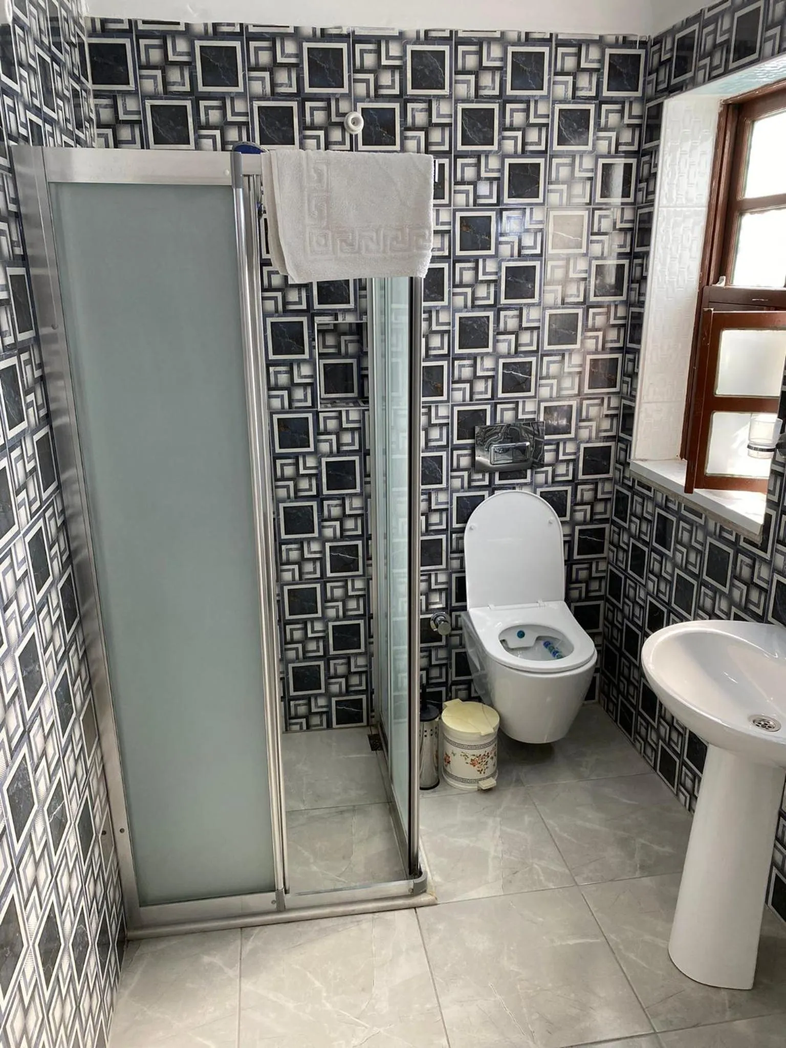 Toilet in Urcu Hotel