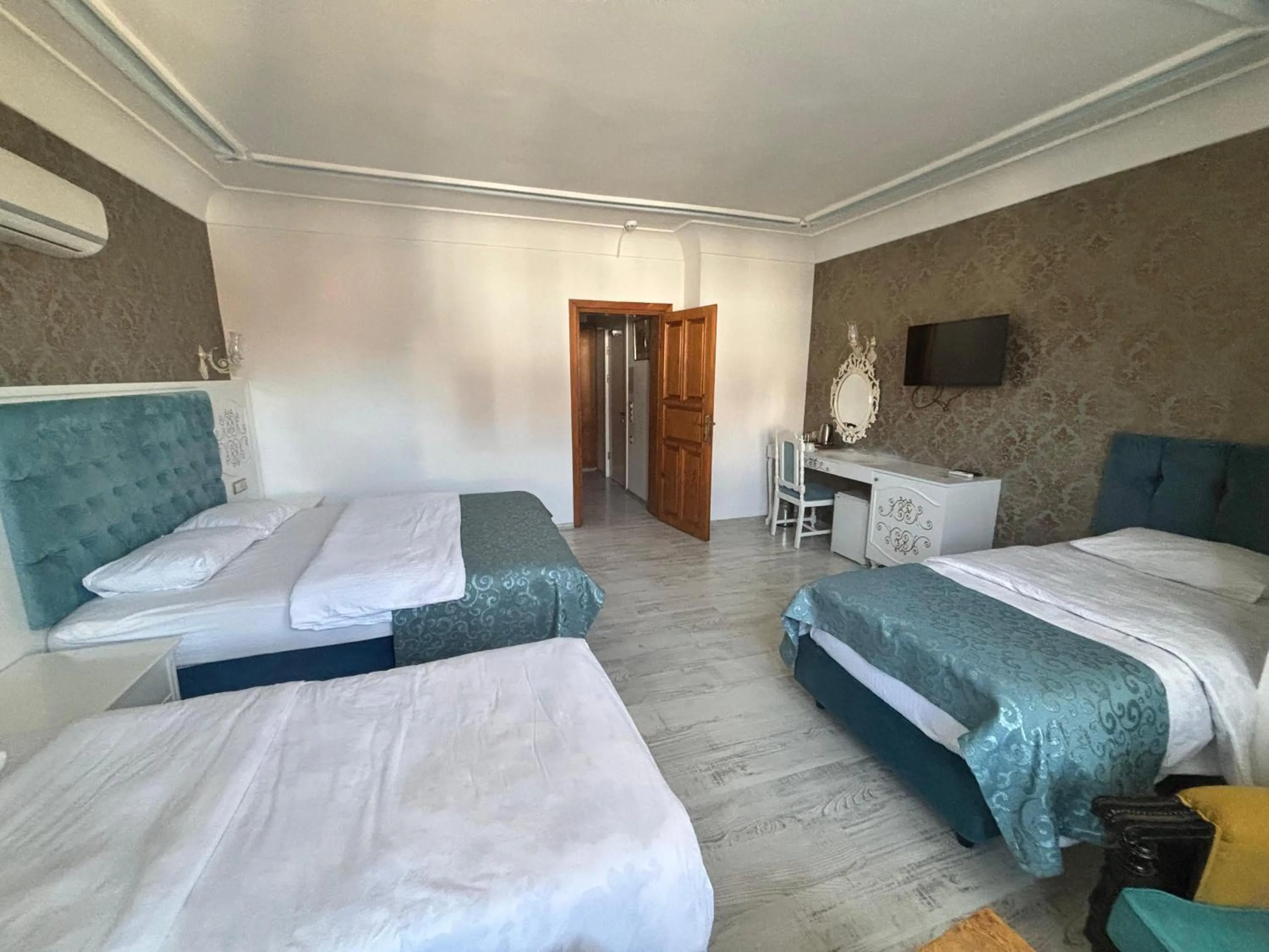 Photo of the whole room, Bed in Urcu Hotel