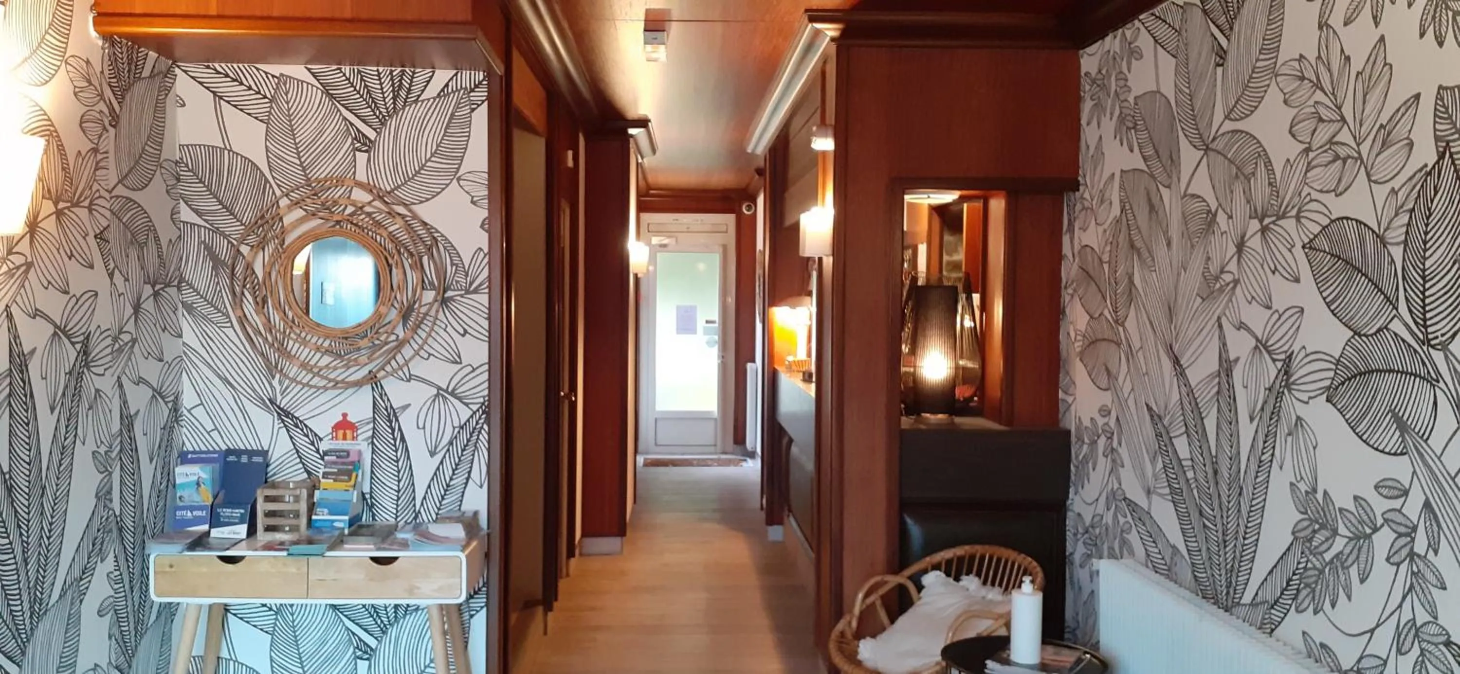 Lobby or reception in Fuzei Hôtel Lorient-Lanester