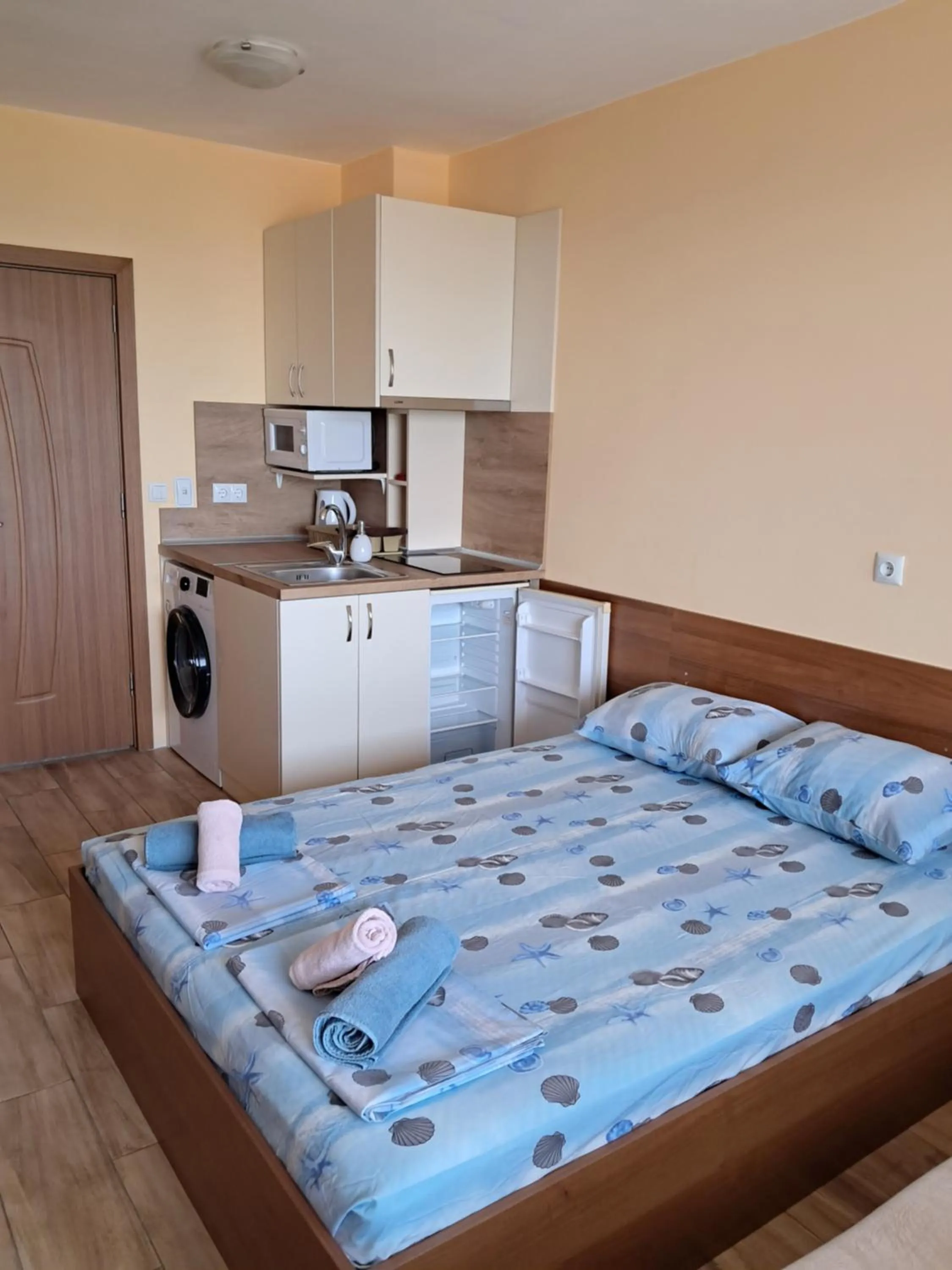 Kitchen or kitchenette, Bed in Apart Hotel Iglika