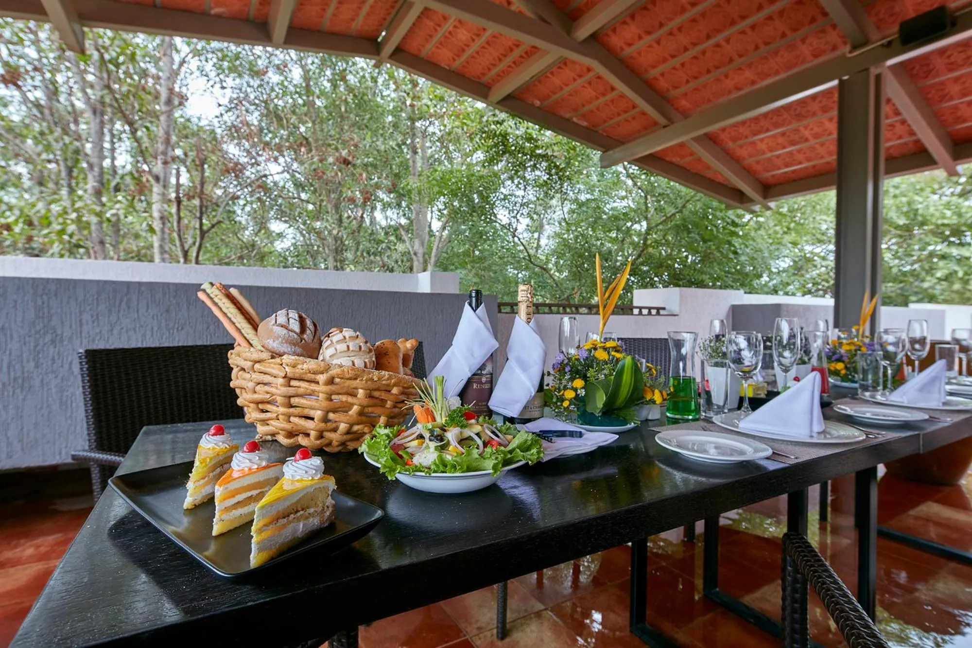 Food and drinks in Signature Club Resort