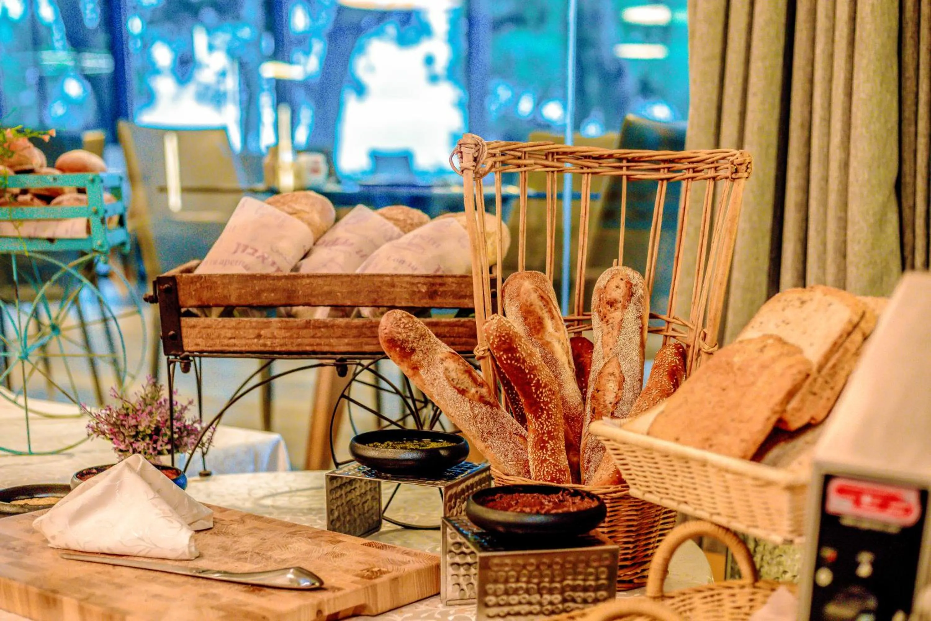 Restaurant/places to eat in Nof Hotel