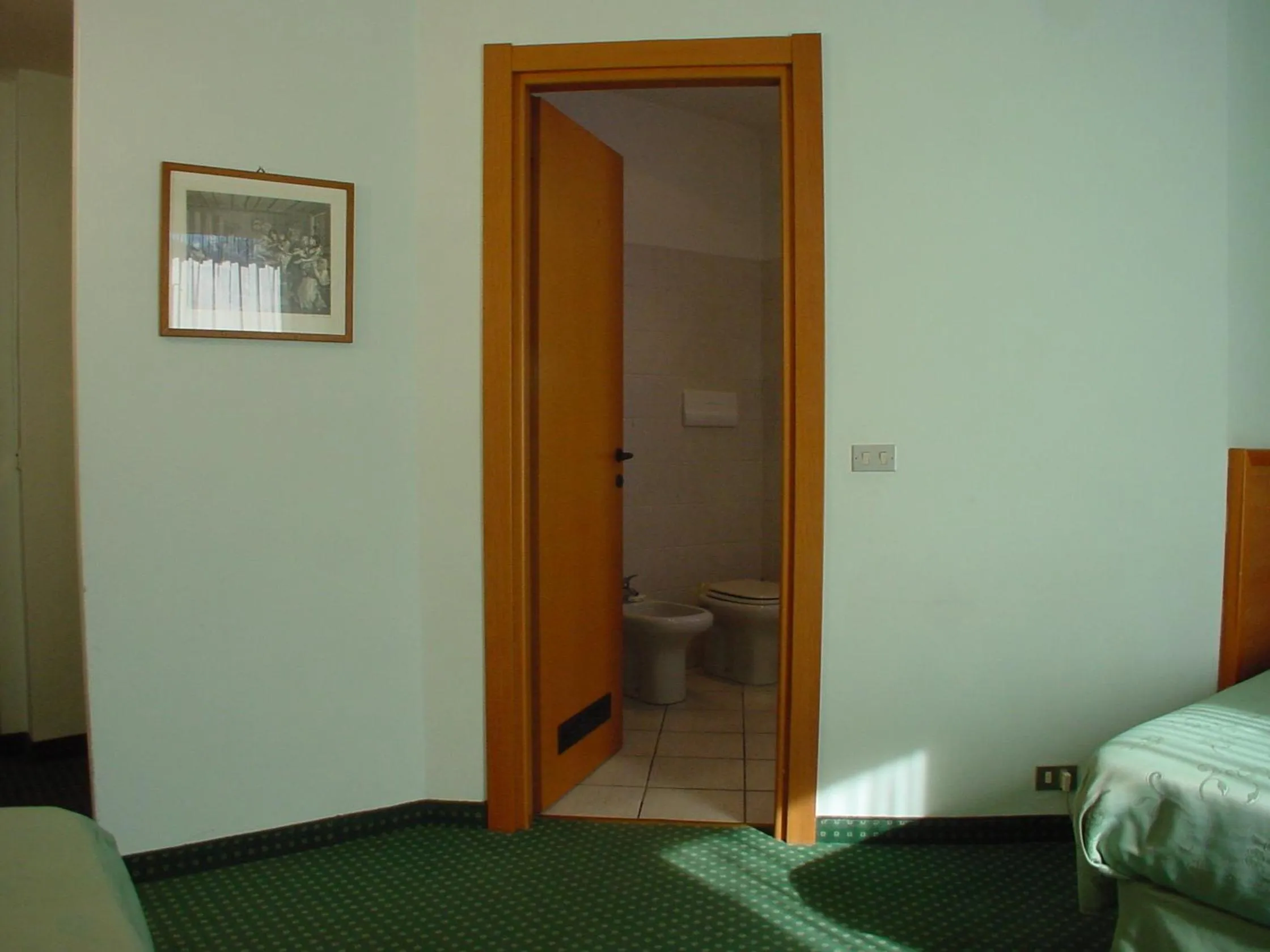 Toilet, Bed in Hotel Don Abbondio