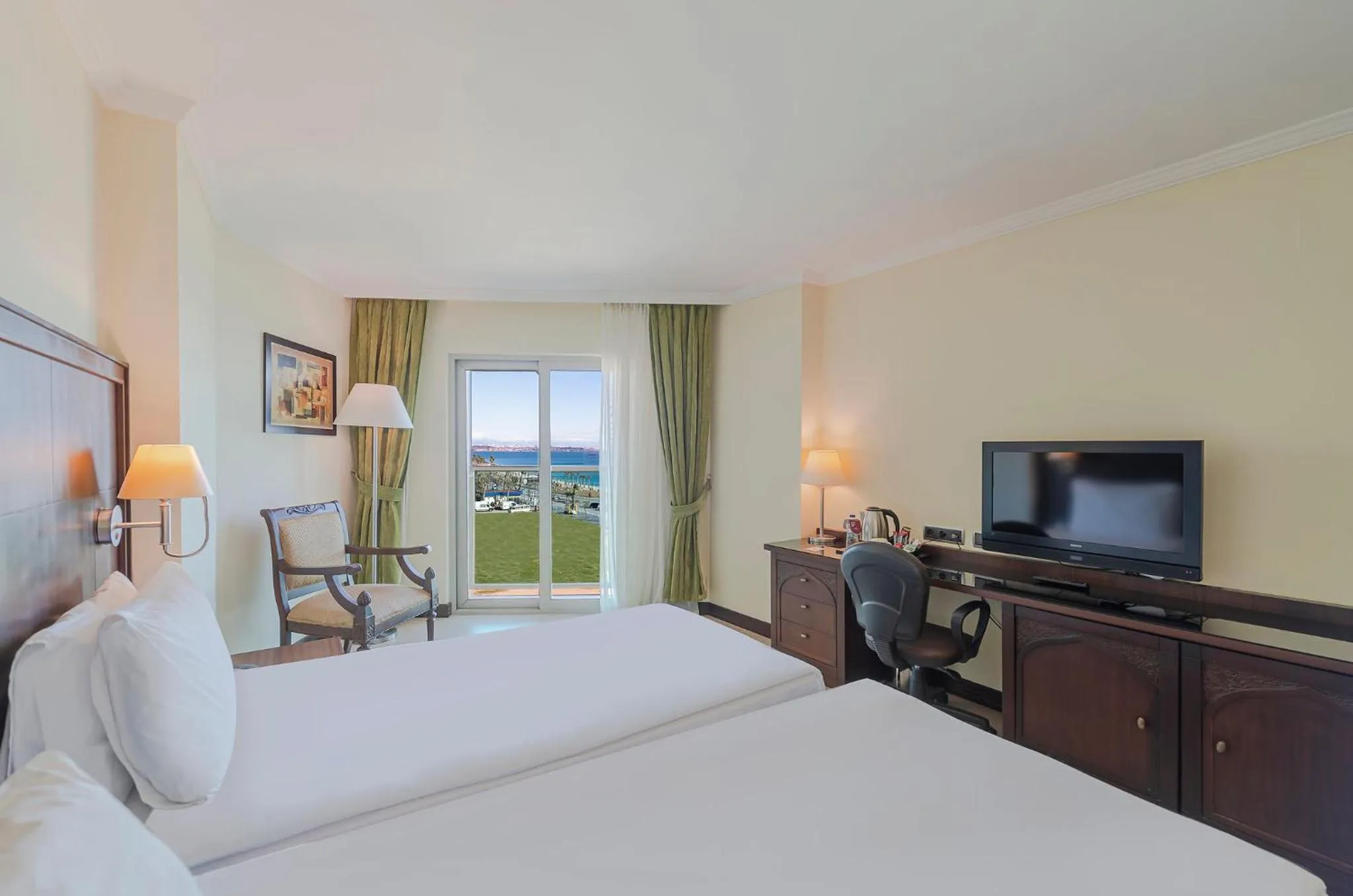 Photo of the whole room, Bed in Crowne Plaza Antalya by IHG