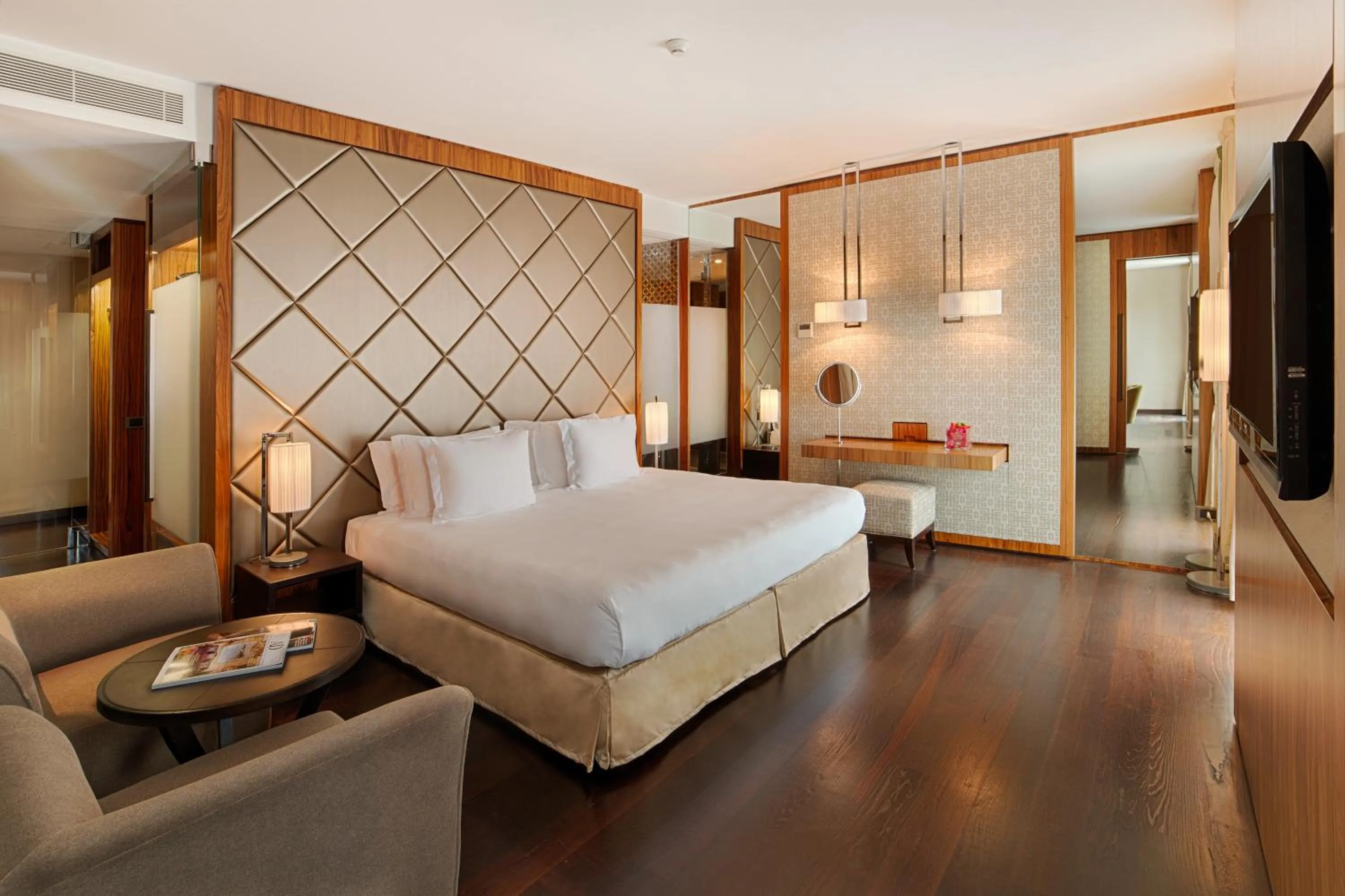 Guests, Bed in NH Collection Taormina