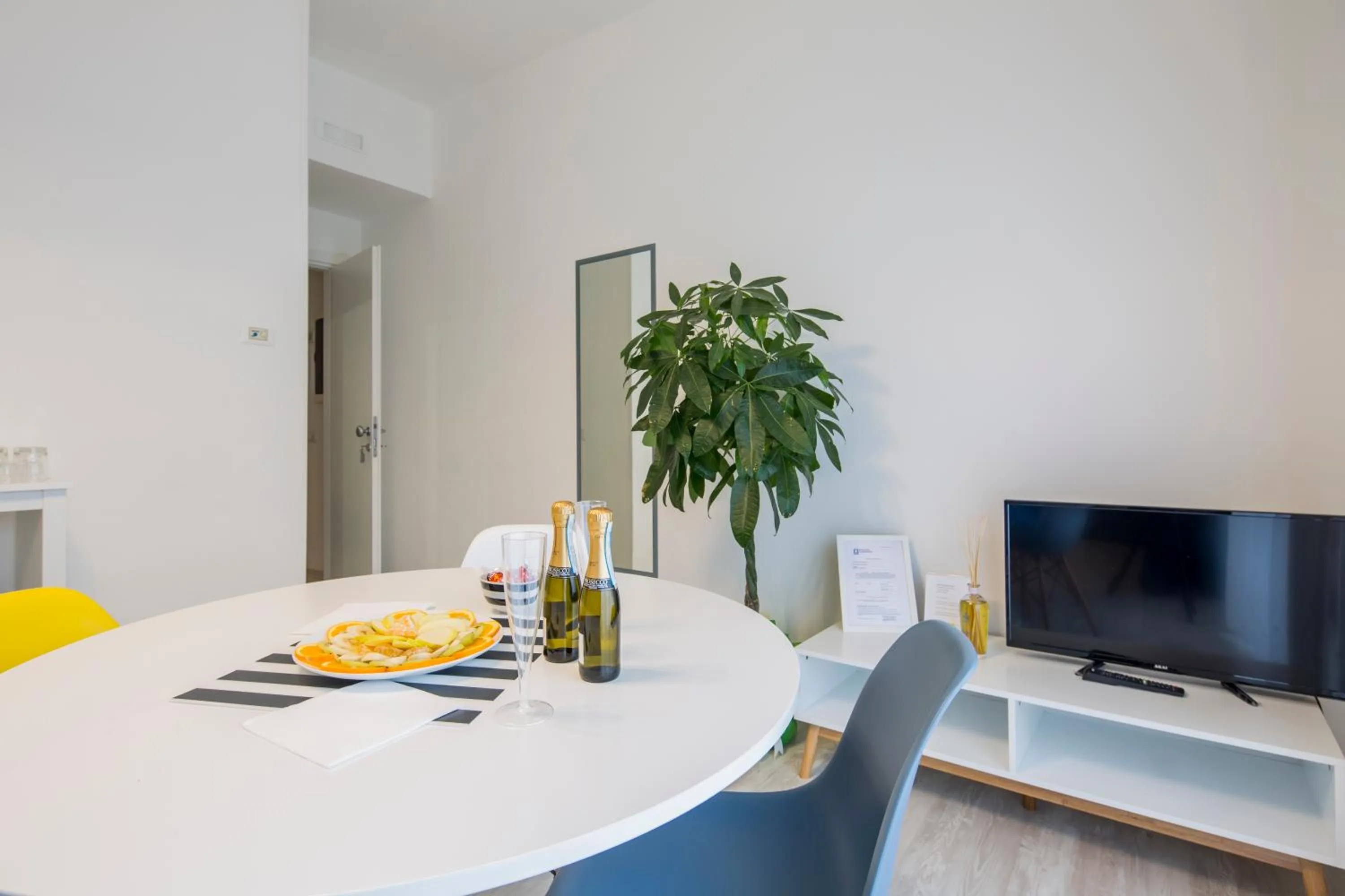 Coffee/tea facilities in Flower Suites Sorrento