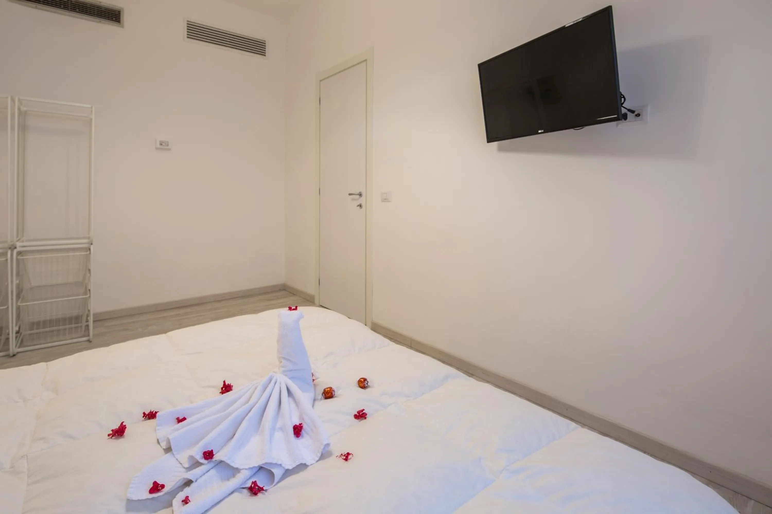 Bedroom, Bed in Flower Suites Sorrento