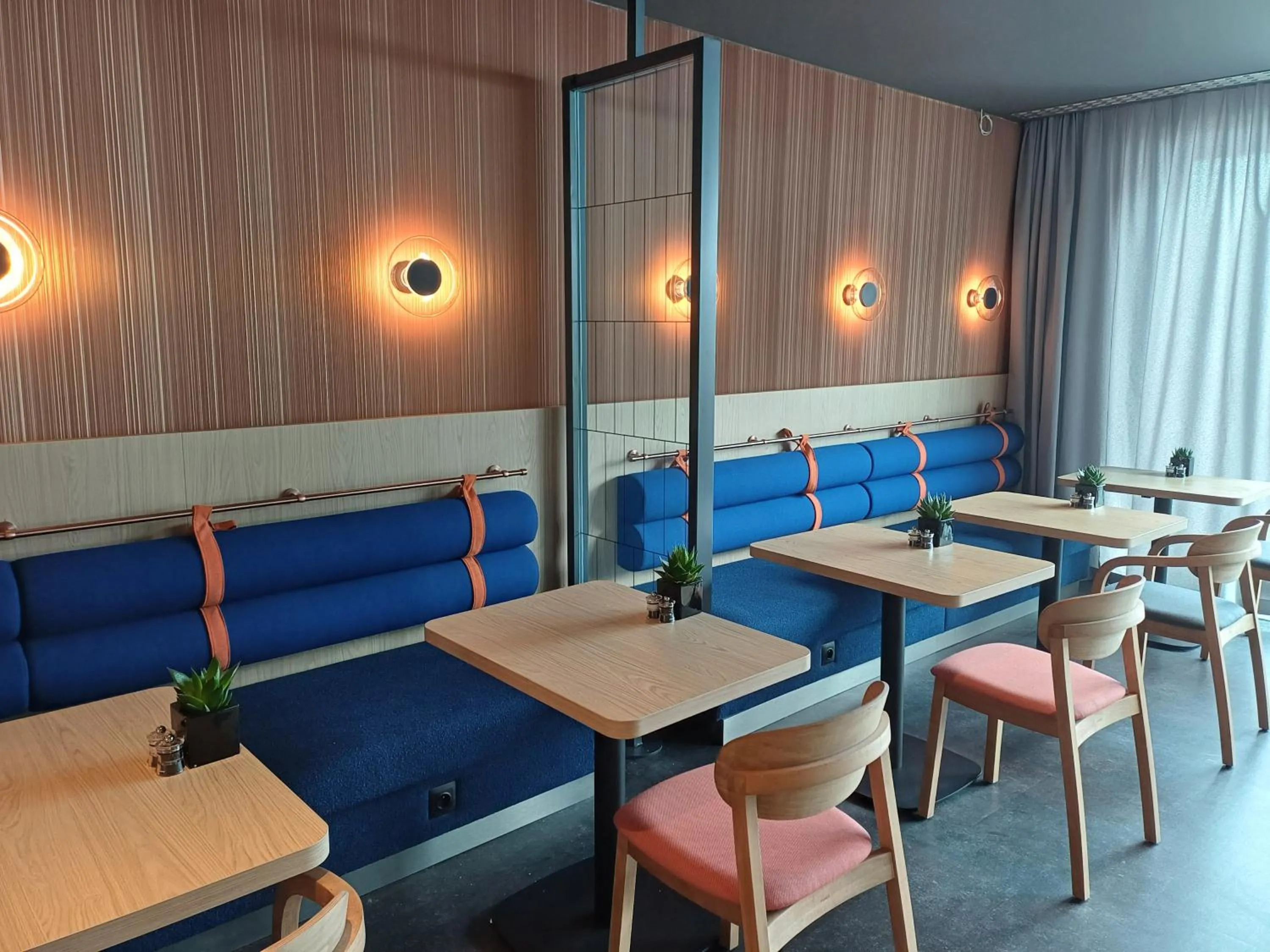 Restaurant/places to eat in Desilva Inn Katowice Airport