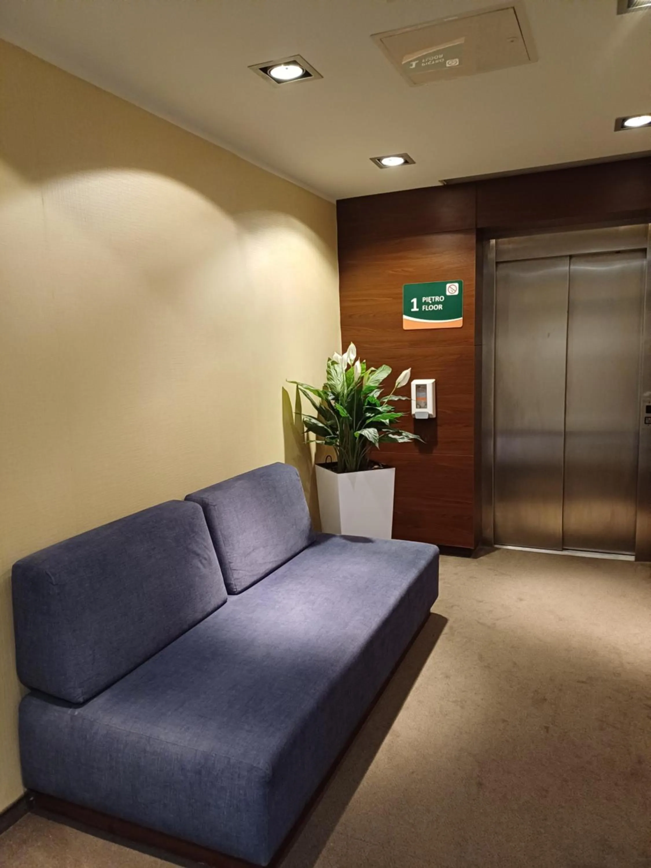 elevator in Desilva Inn Katowice Airport