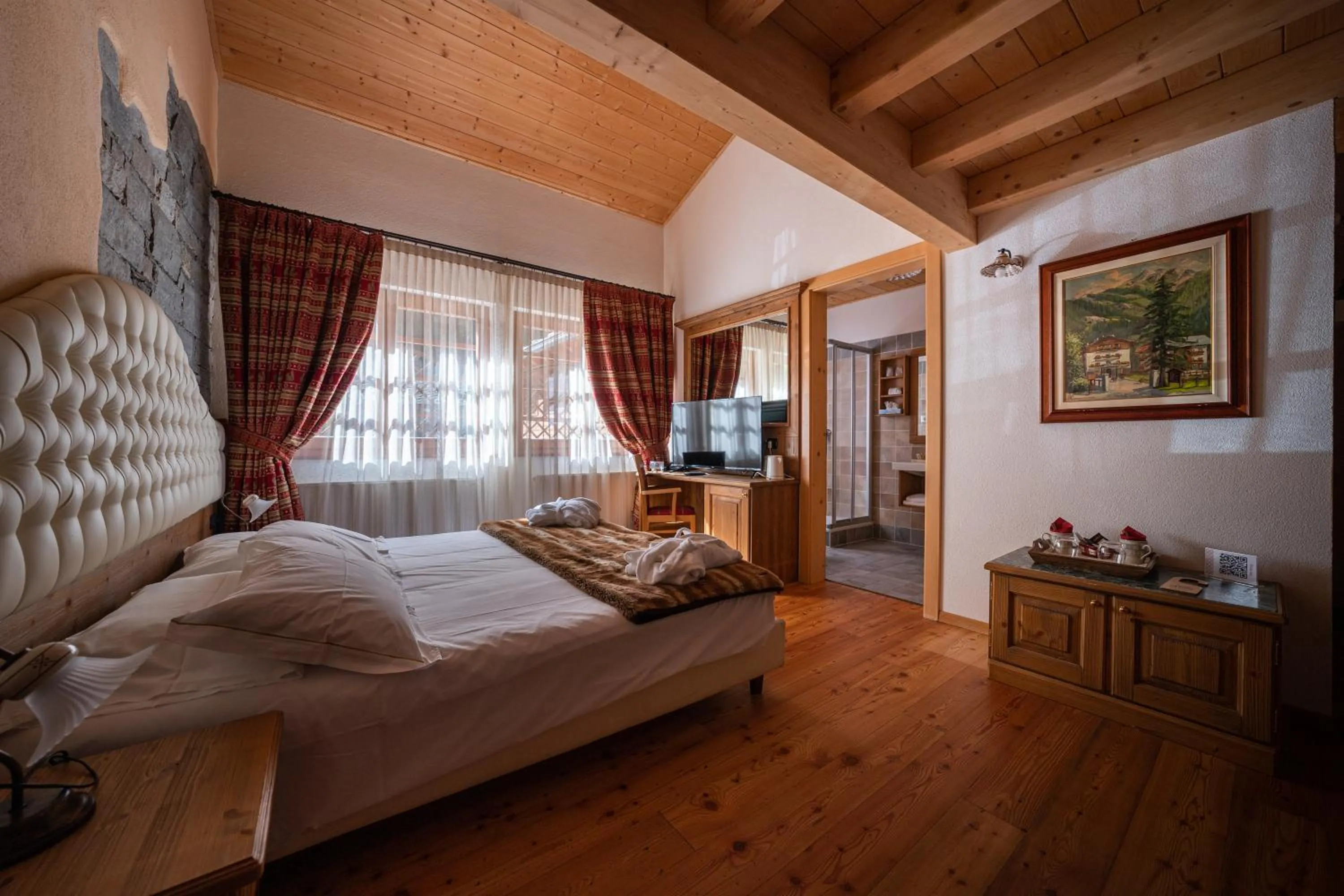 Bathroom, Bed in Lo Scoiattolo Hotel