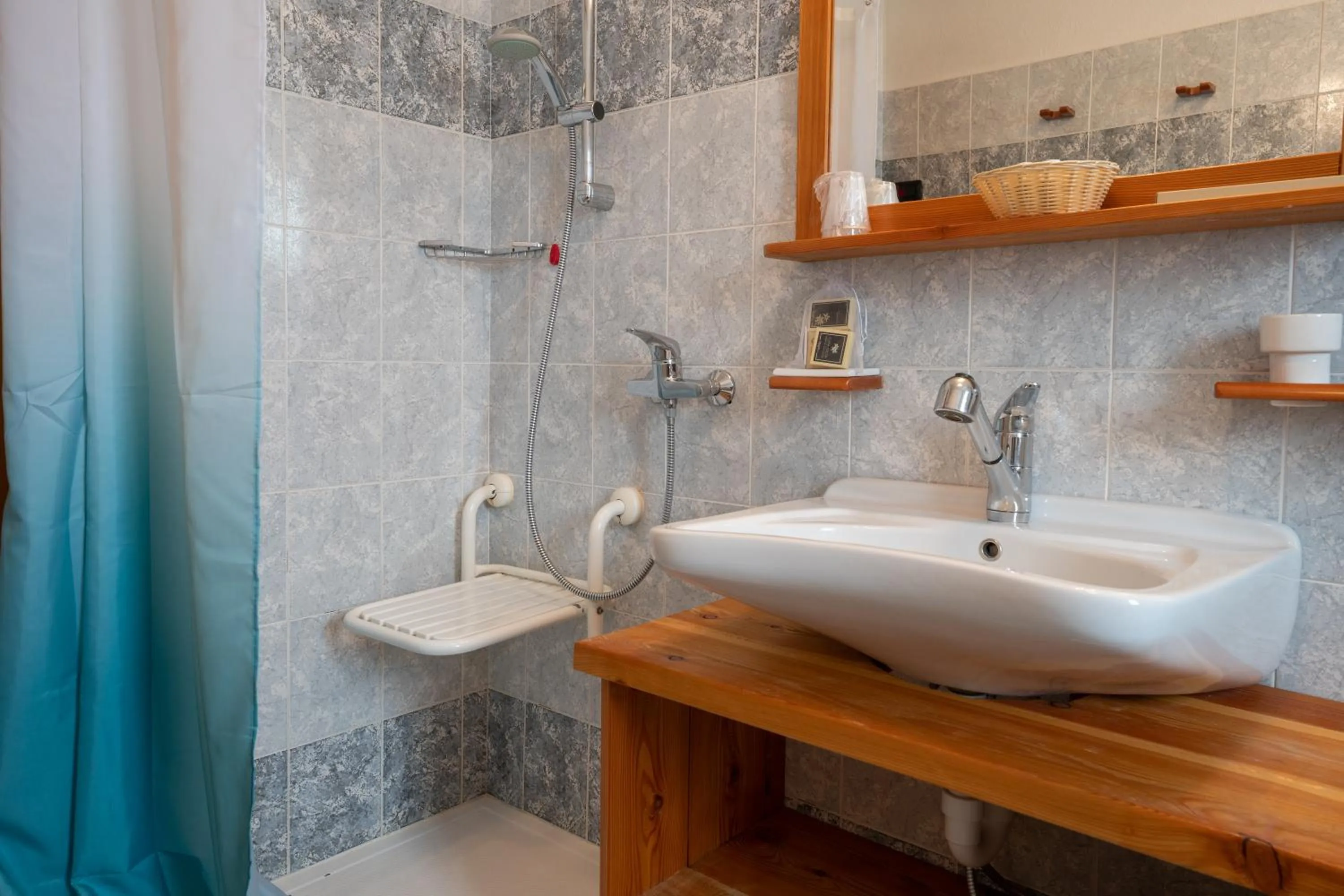 Bathroom in Lo Scoiattolo Hotel