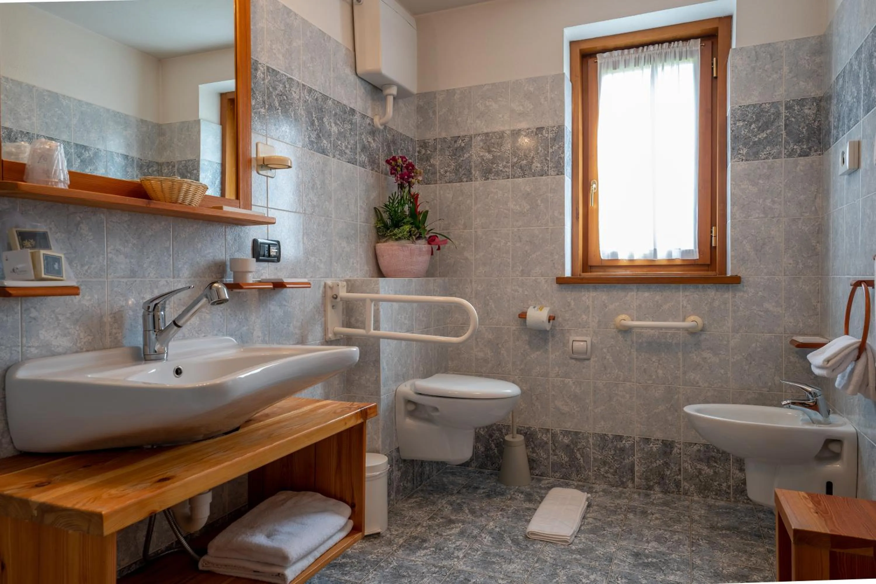 Bathroom in Lo Scoiattolo Hotel