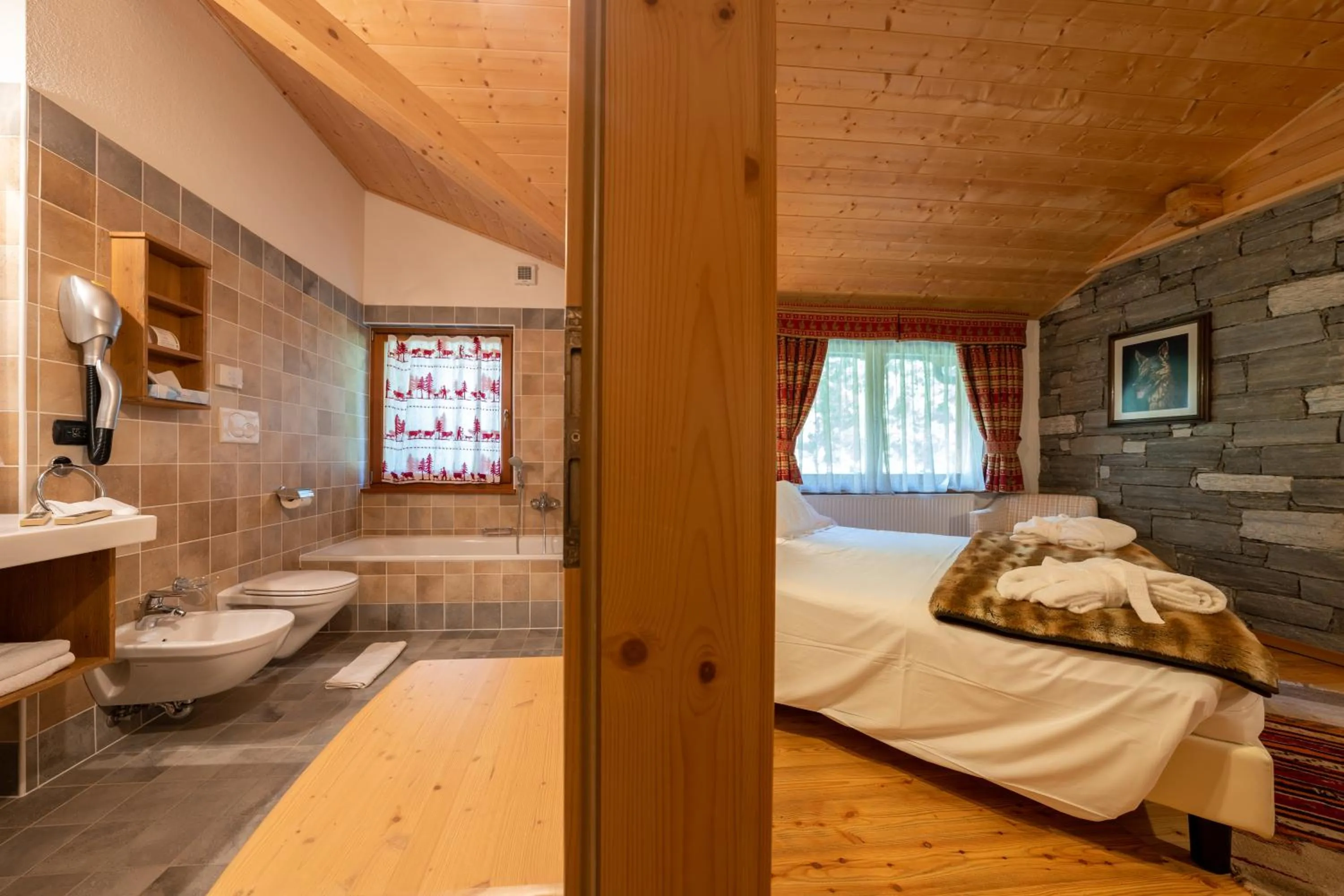 Bathroom, Bed in Lo Scoiattolo Hotel