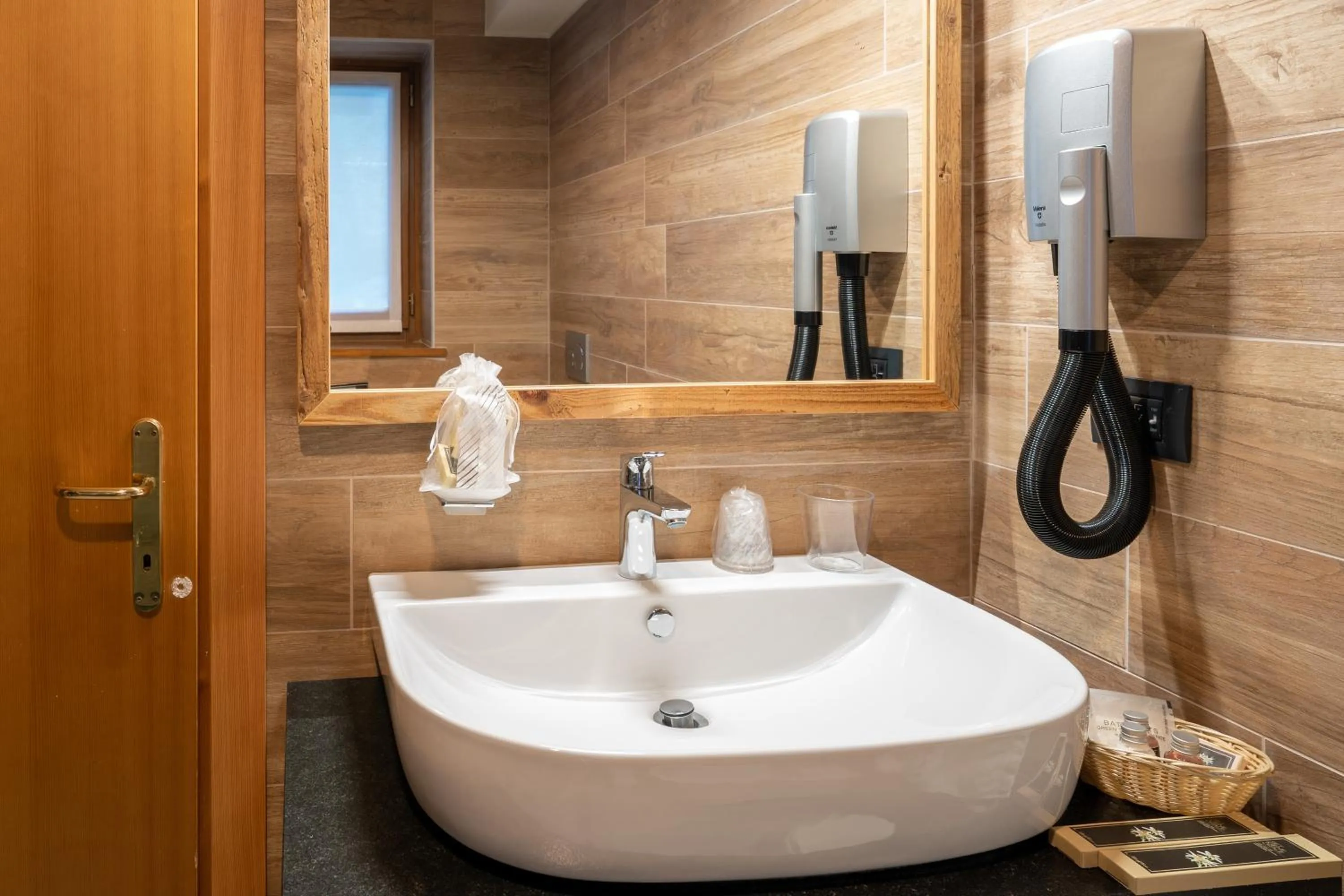 Bathroom in Lo Scoiattolo Hotel