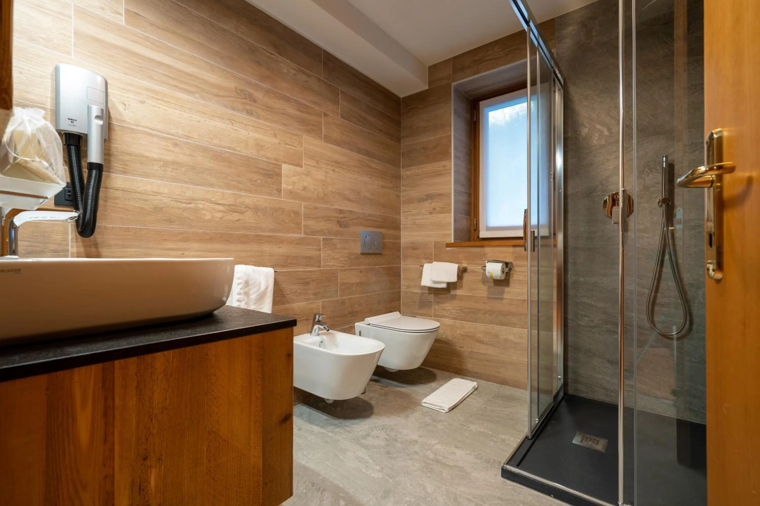 Bathroom in Lo Scoiattolo Hotel