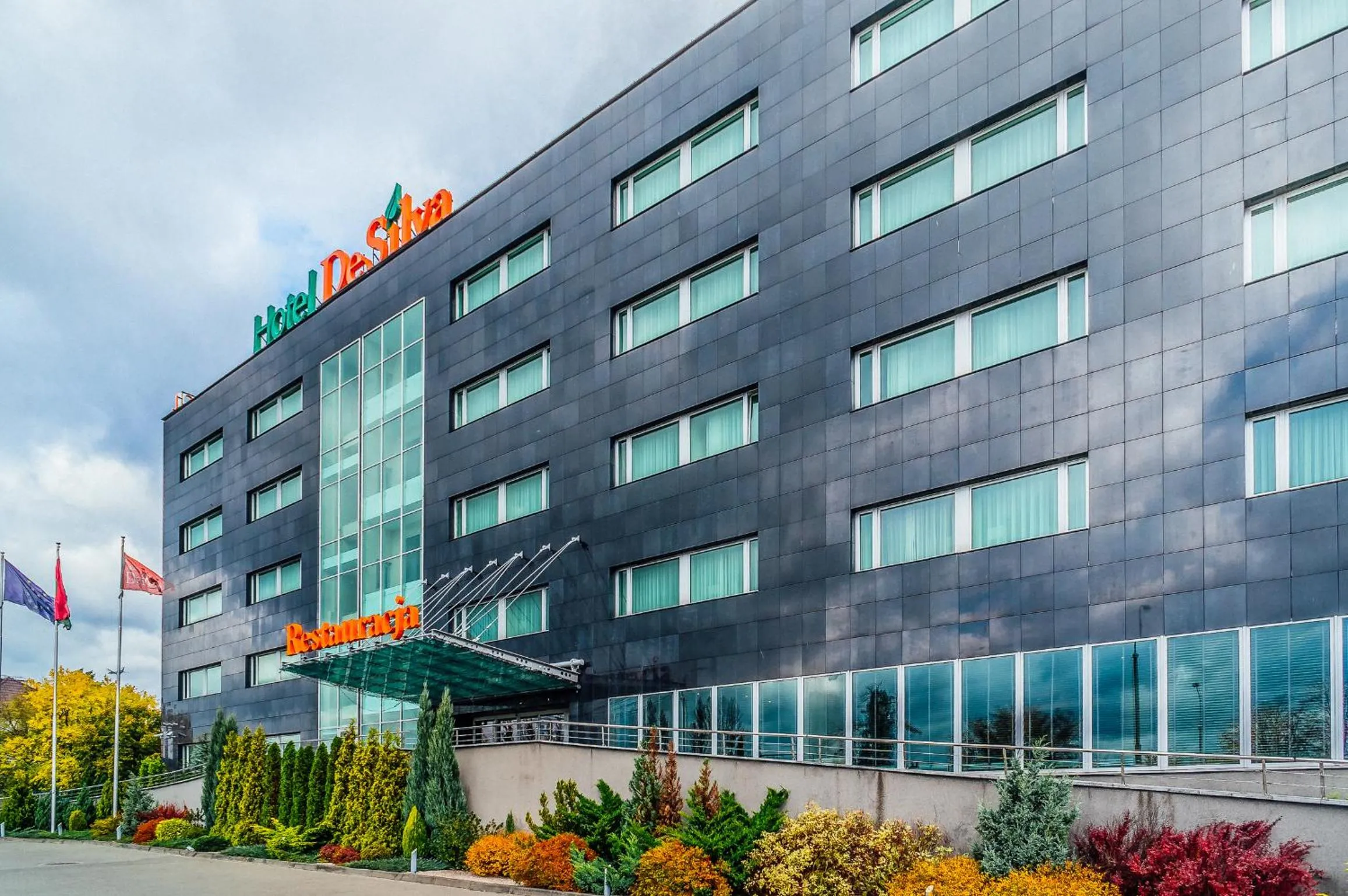 Facade/entrance in DeSilva Warszawa Piaseczno