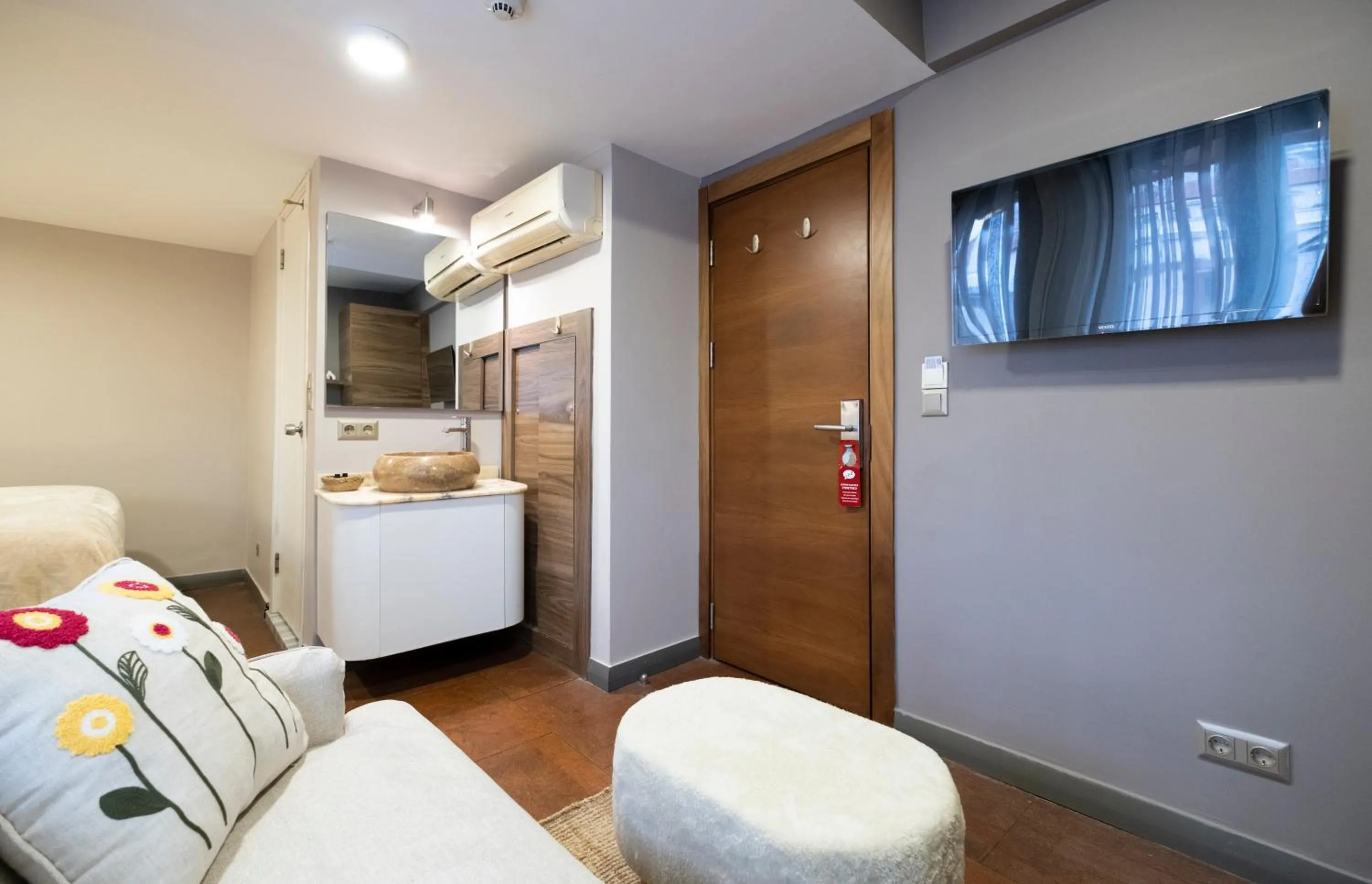 Photo of the whole room, Bed in The Pera Hotel