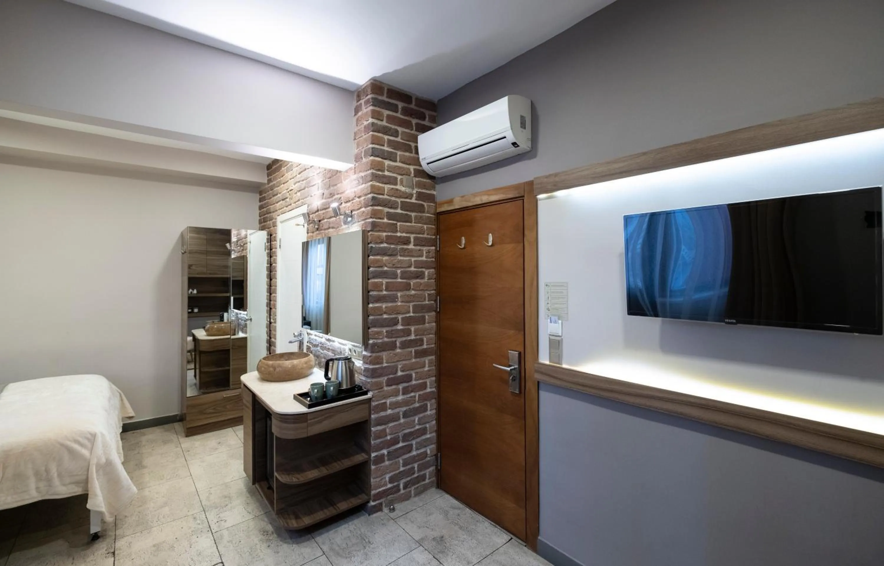 Photo of the whole room, Bed in The Pera Hotel