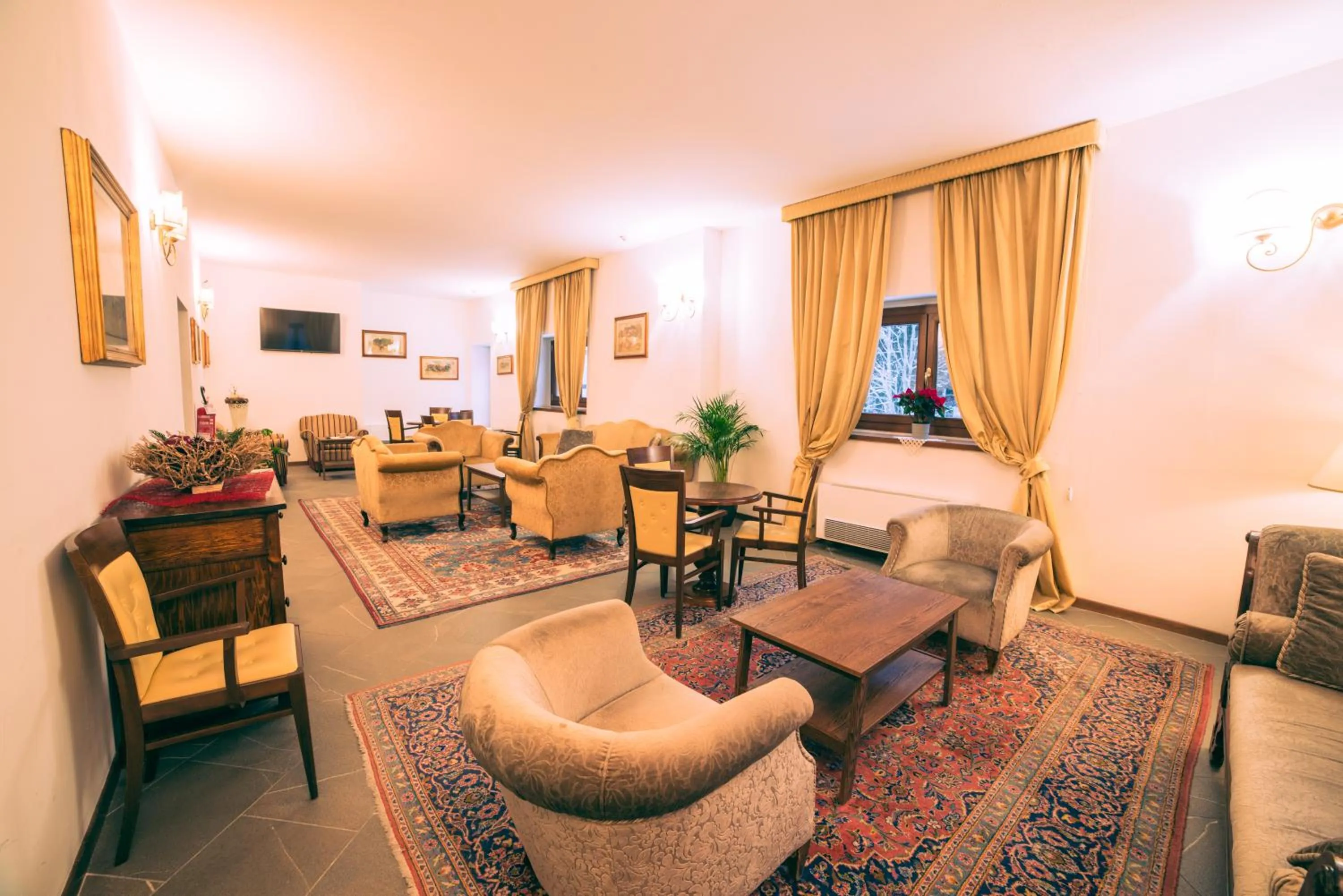 Communal lounge/ TV room in HG Abetone e Piramidi Resort