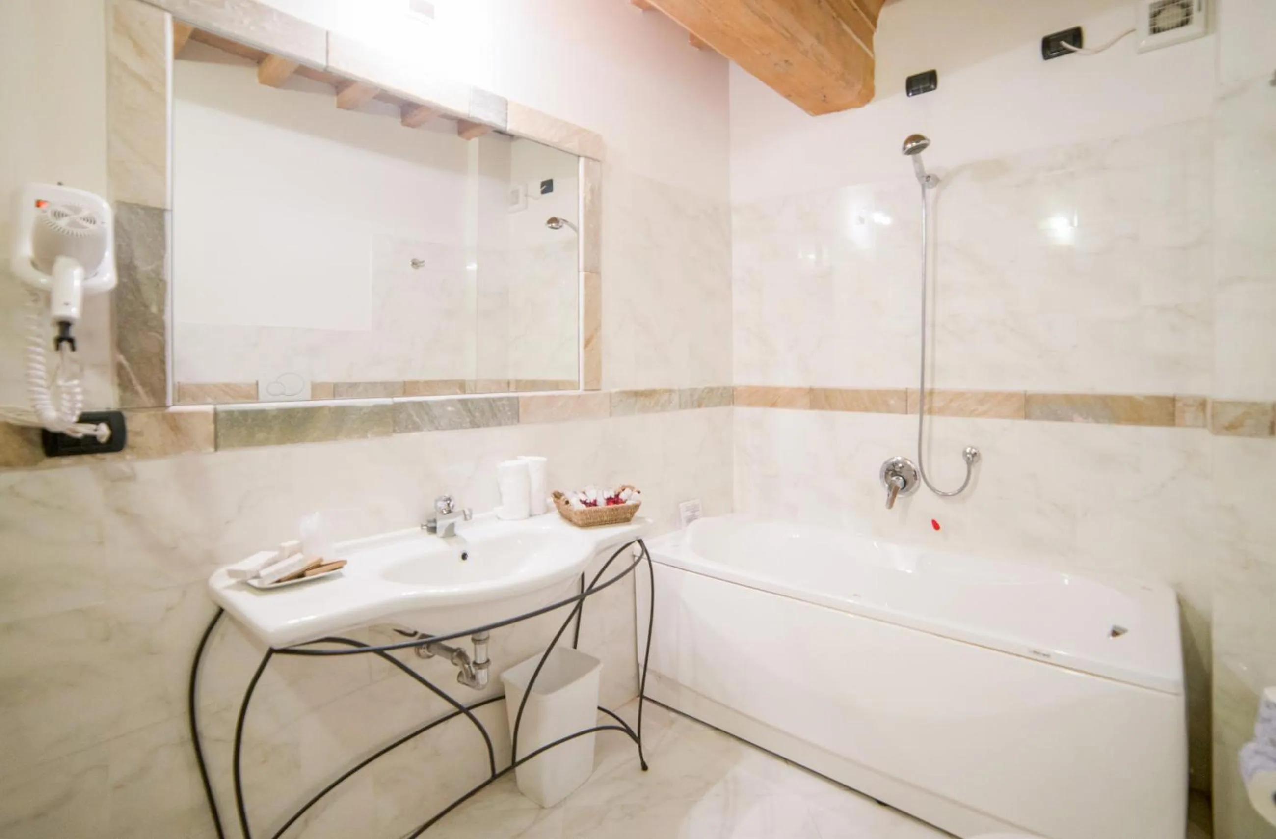 Bathroom in HG Abetone e Piramidi Resort