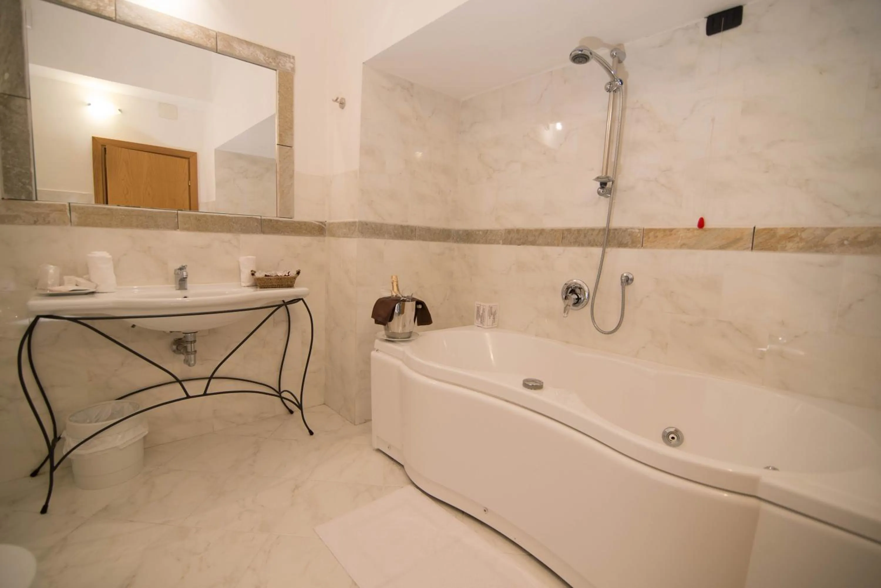 Bathroom in HG Abetone e Piramidi Resort