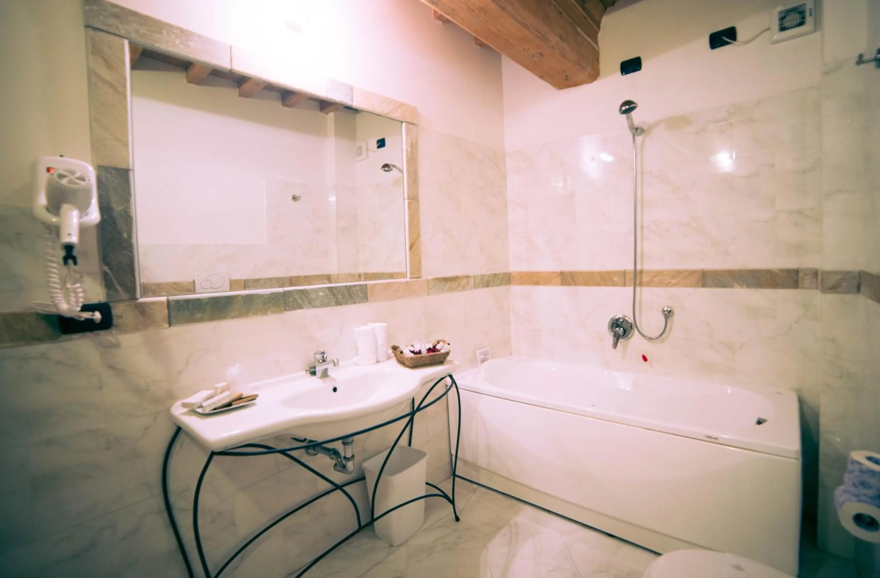 Bathroom in HG Abetone e Piramidi Resort