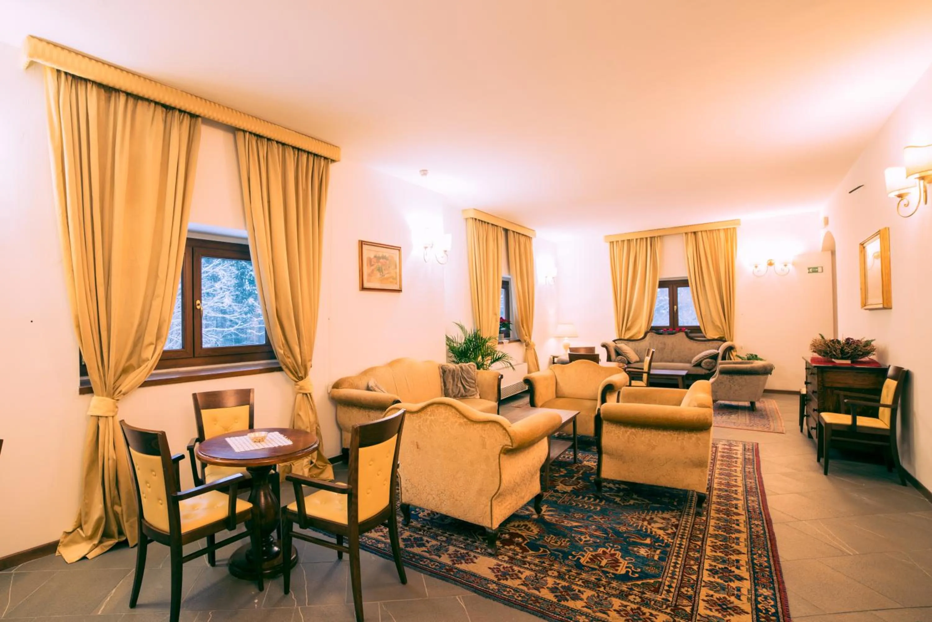 Communal lounge/ TV room in HG Abetone e Piramidi Resort