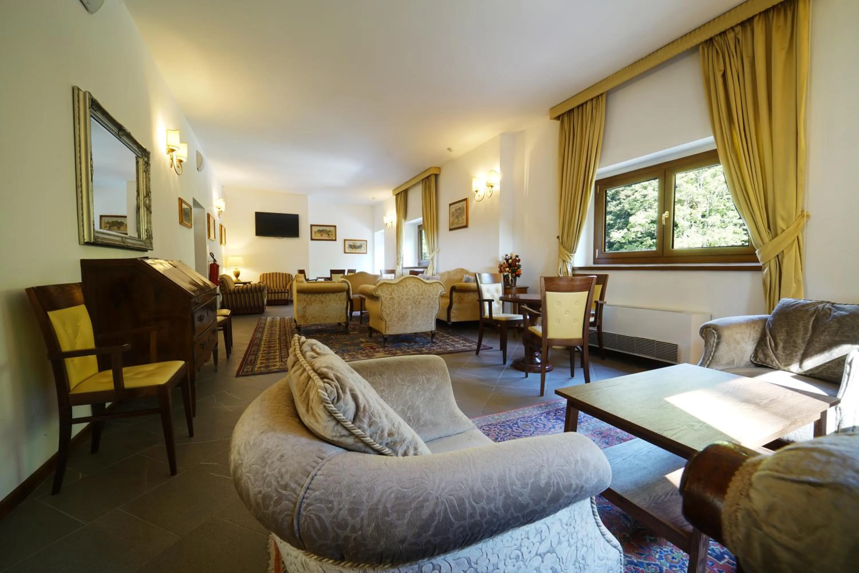 Seating area in HG Abetone e Piramidi Resort