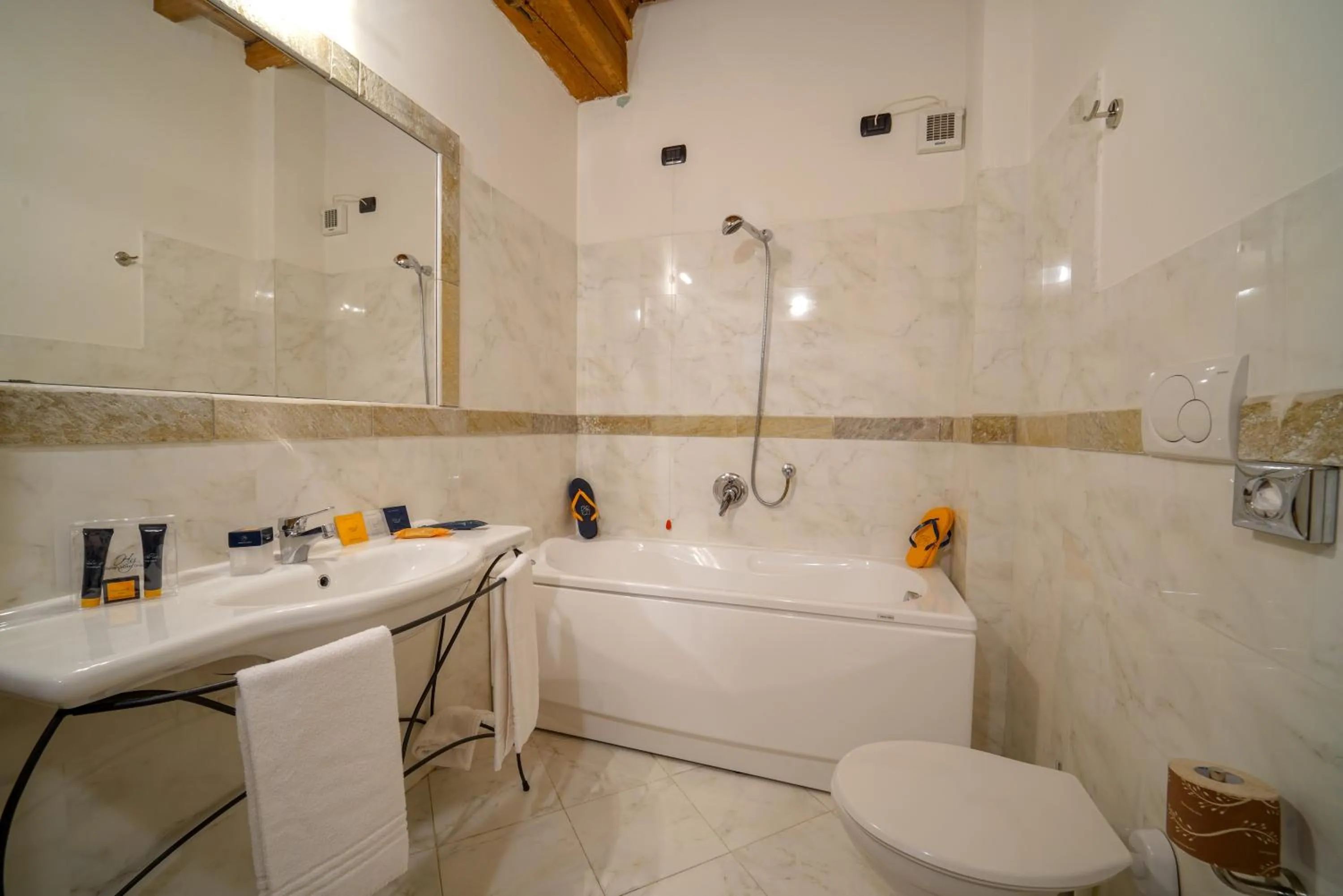 Bathroom in HG Abetone e Piramidi Resort