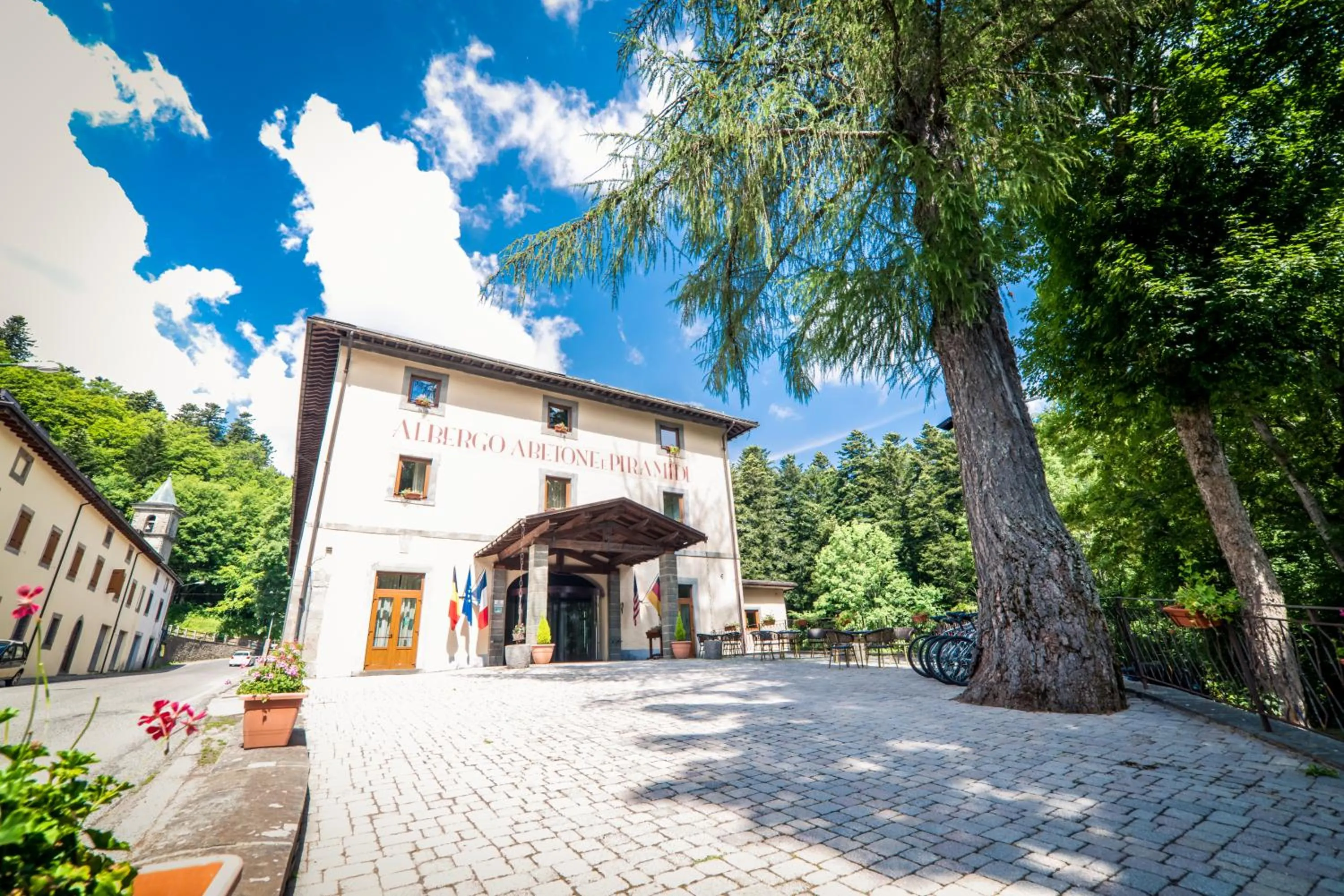 Facade/entrance in HG Abetone e Piramidi Resort