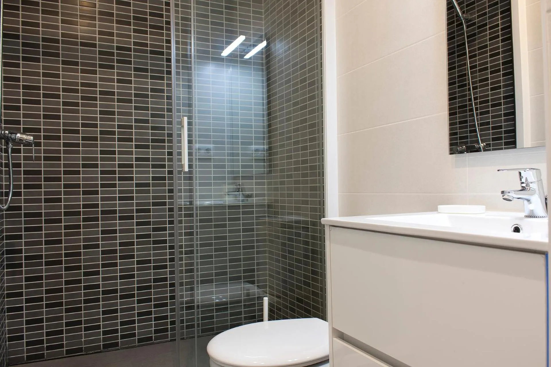 Shower in Flateli Roger 6