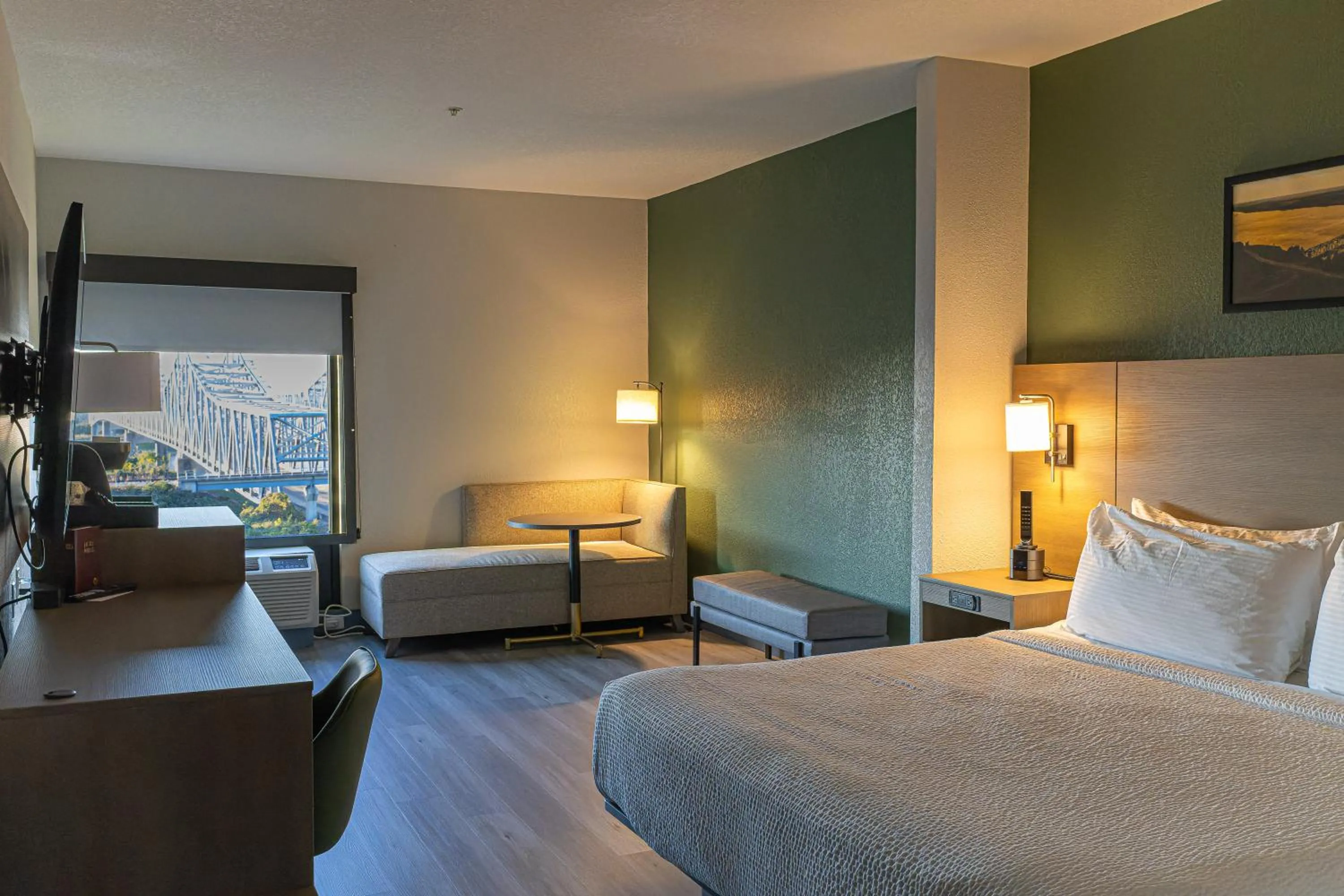 Bedroom, Bed in The Bridges Hotel