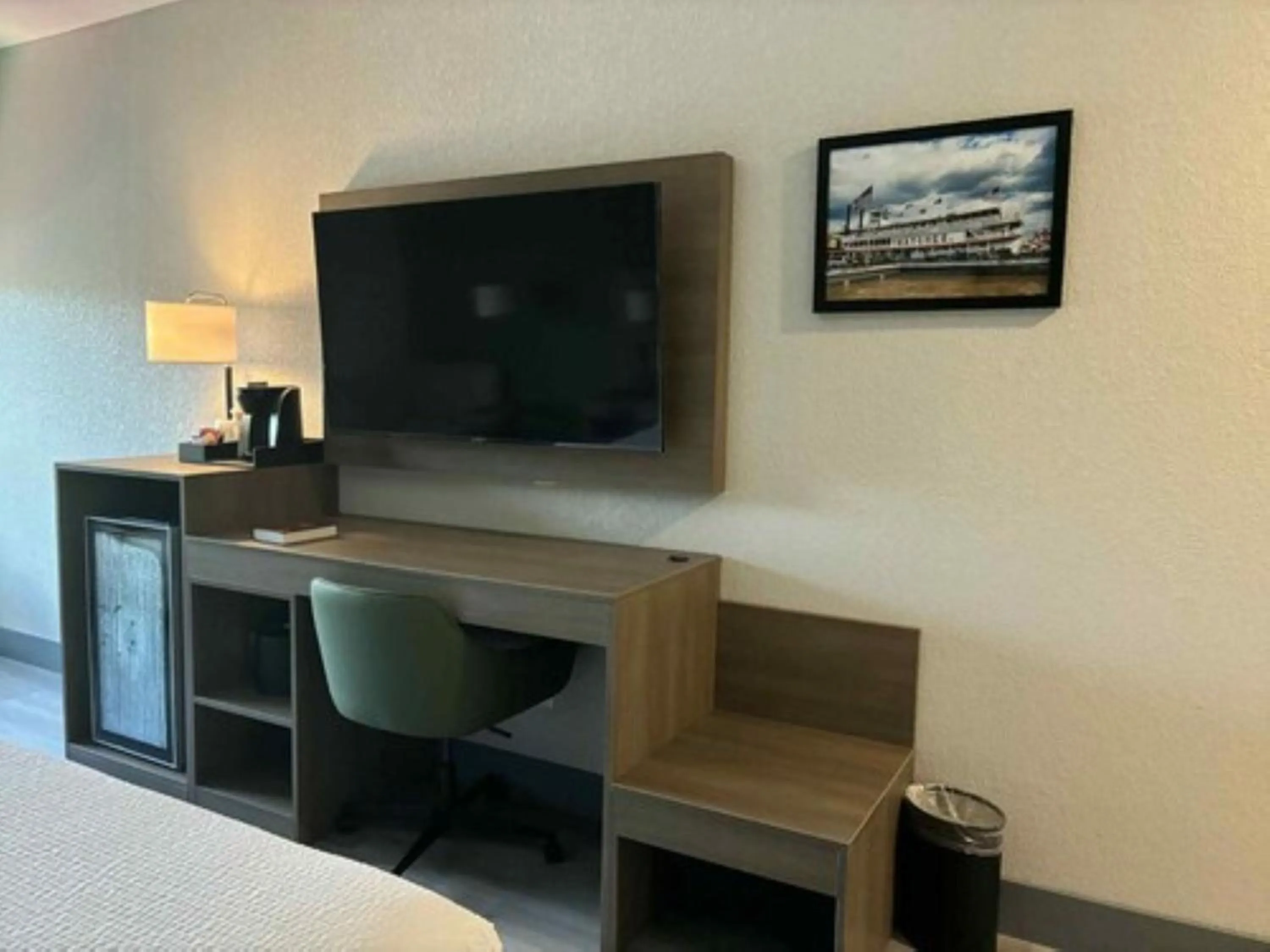 Bedroom, Bed in The Bridges Hotel