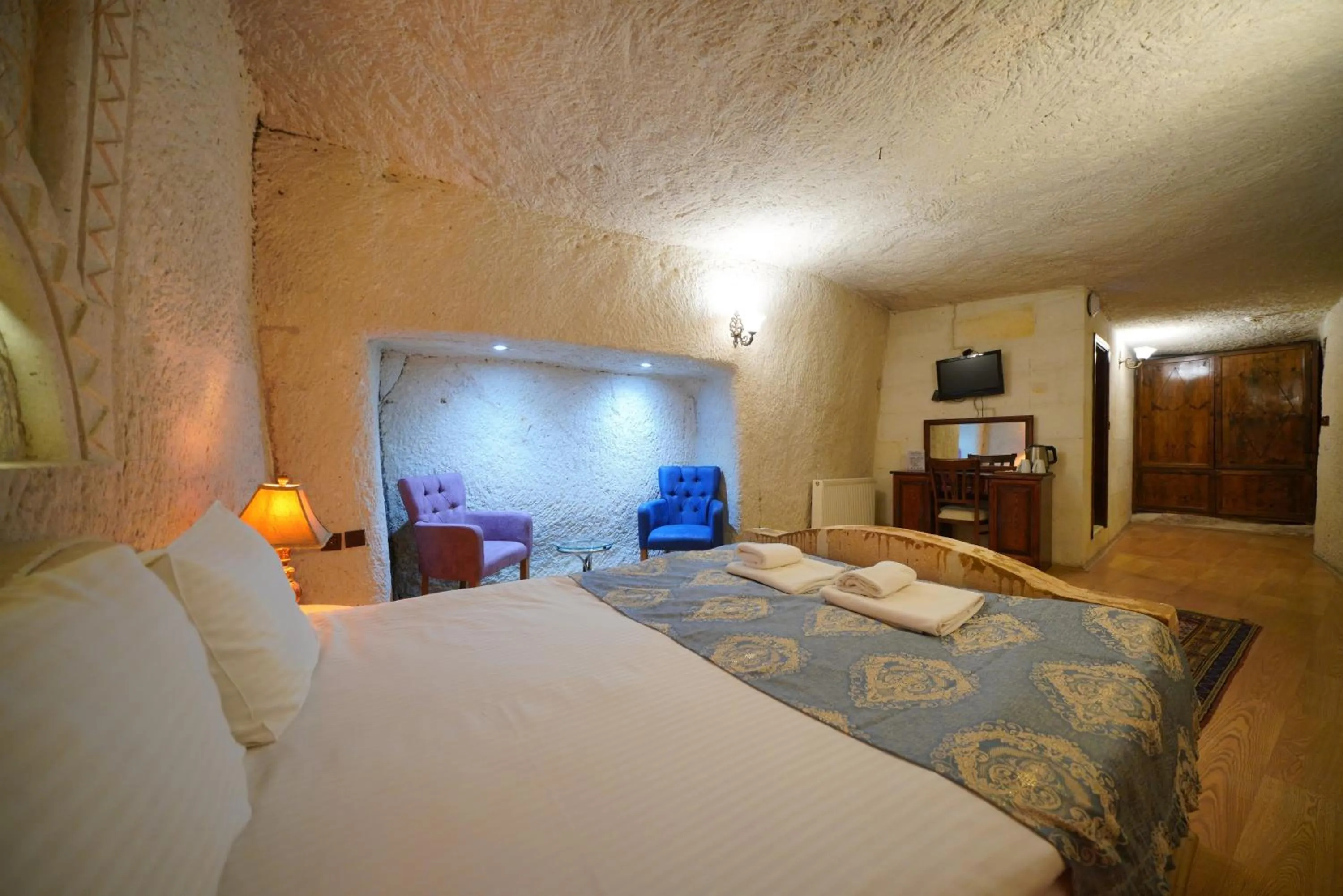 Photo of the whole room, Bed in Asteria Cave Hotel