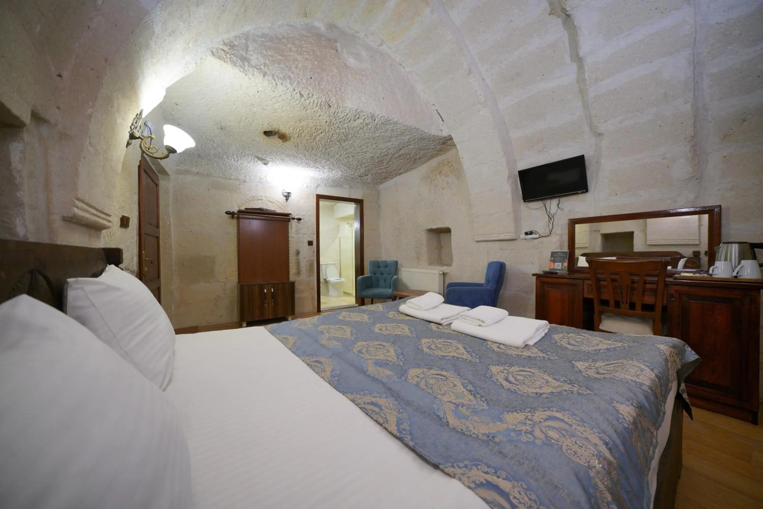 Coffee/tea facilities, Bed in Asteria Cave Hotel