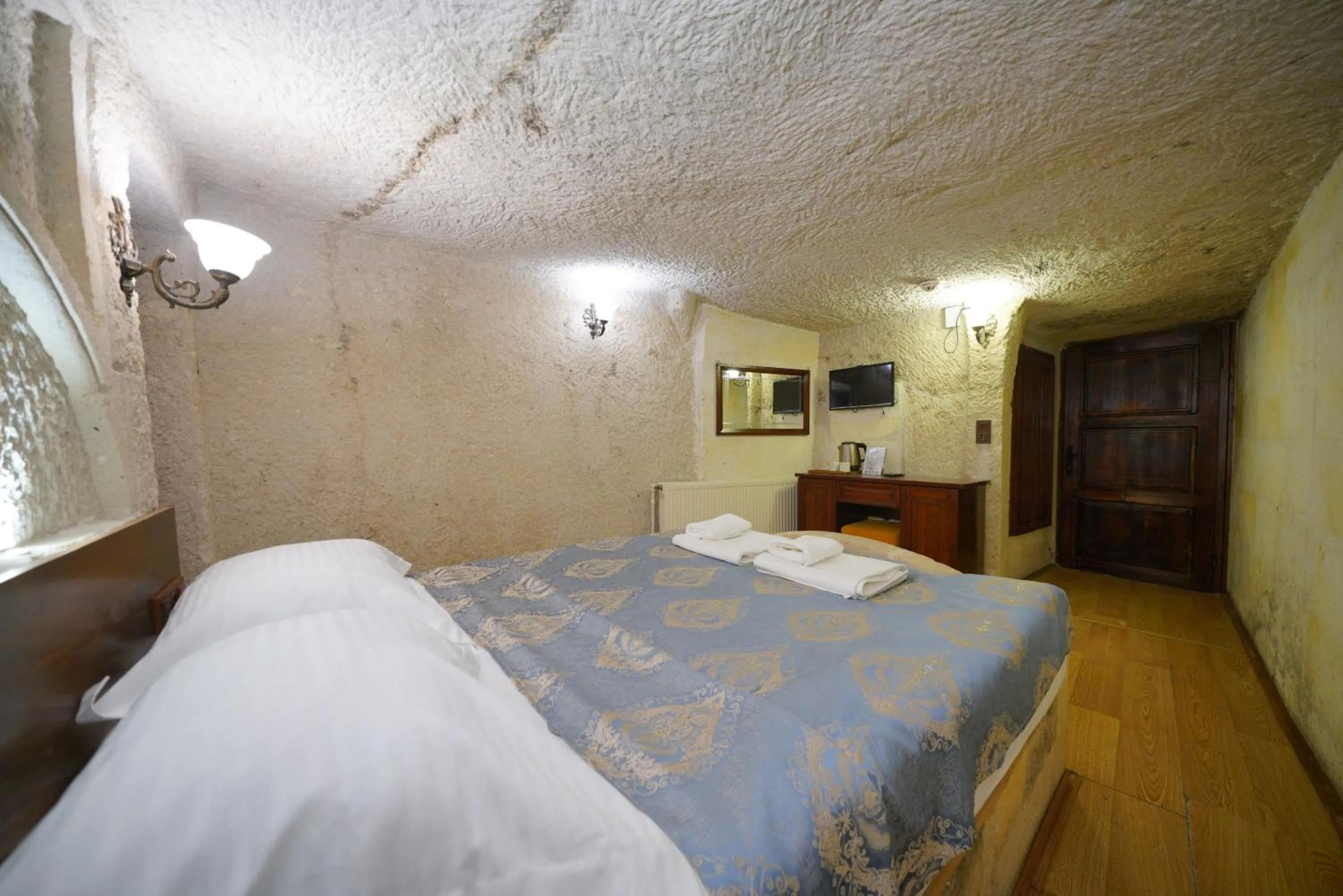 Photo of the whole room, Bed in Asteria Cave Hotel