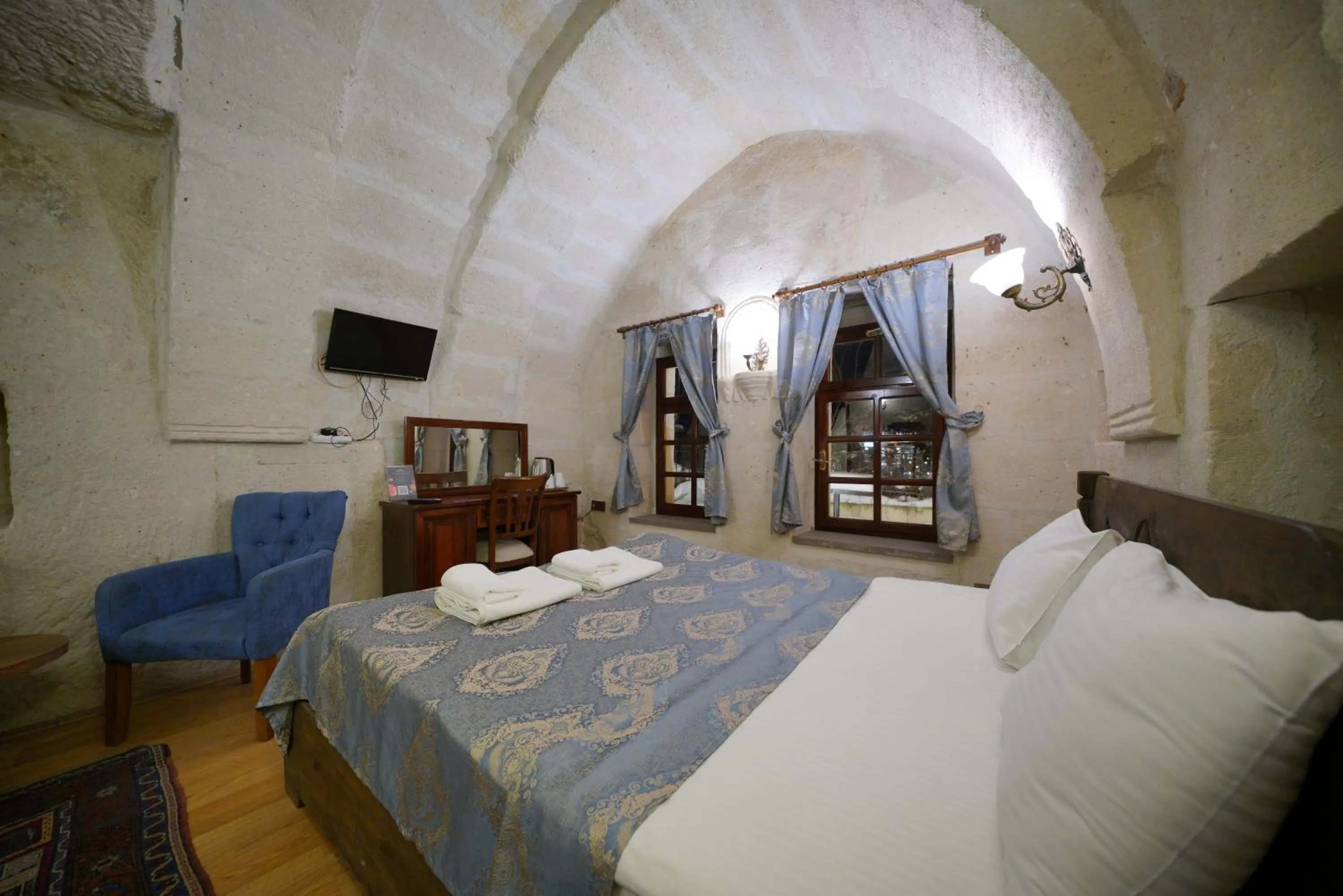 Photo of the whole room, Bed in Asteria Cave Hotel