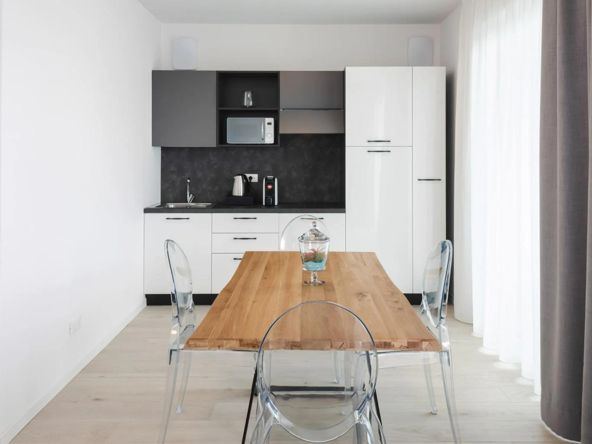 Kitchen or kitchenette in Club del Sole Desenzano Boutique Resort