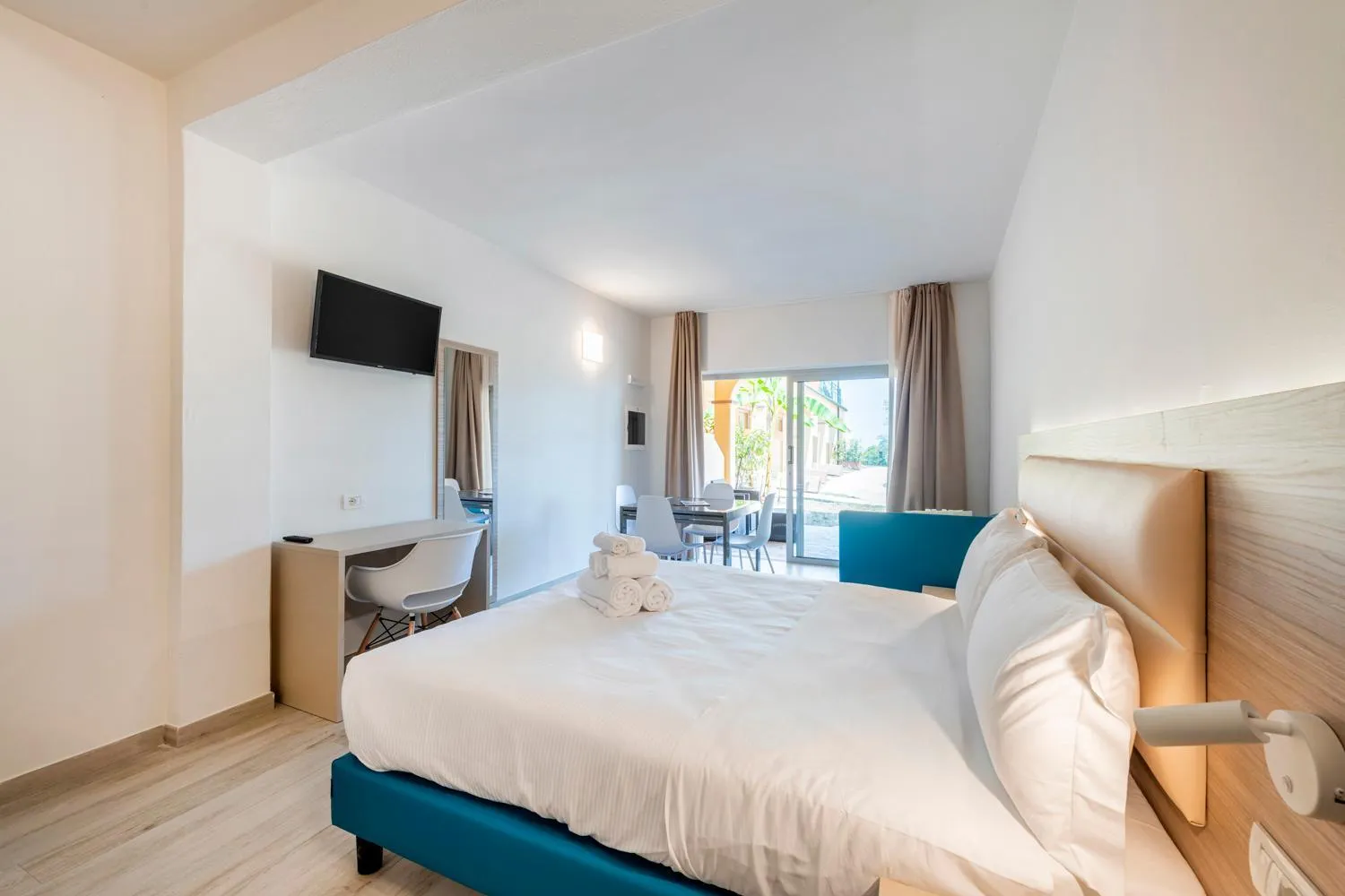 Photo of the whole room, Bed in Club del Sole Desenzano Boutique Resort