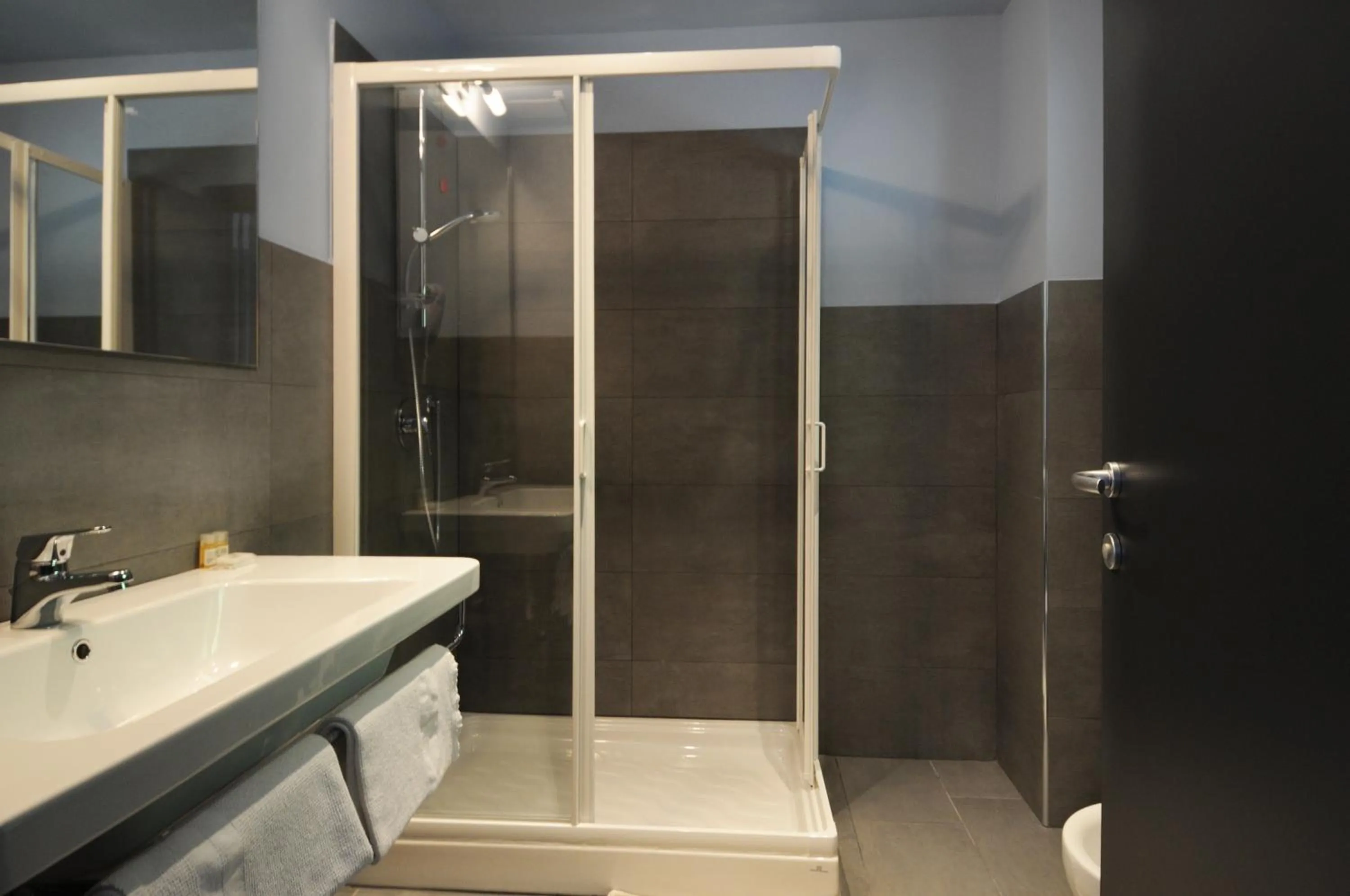 Shower in Club del Sole Desenzano Boutique Resort