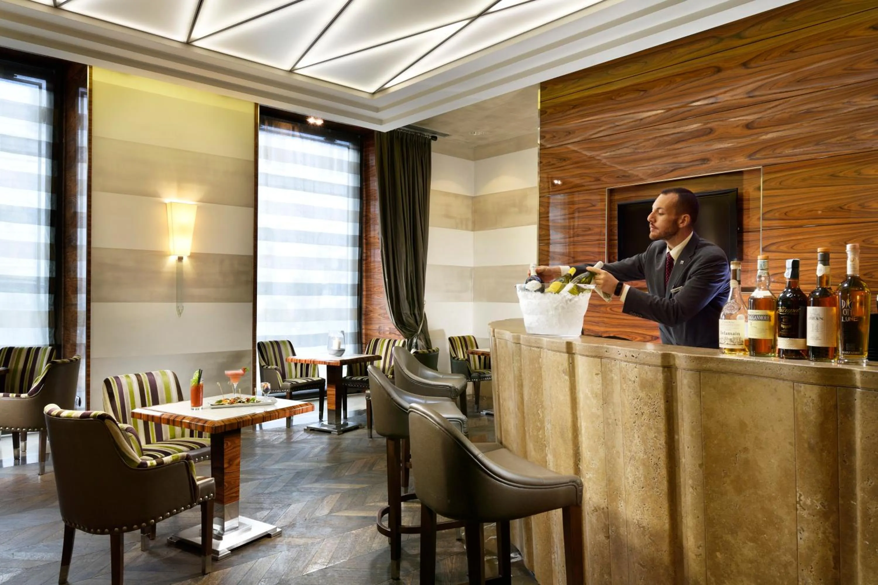Lounge or bar in UNA Hotels Decò Roma