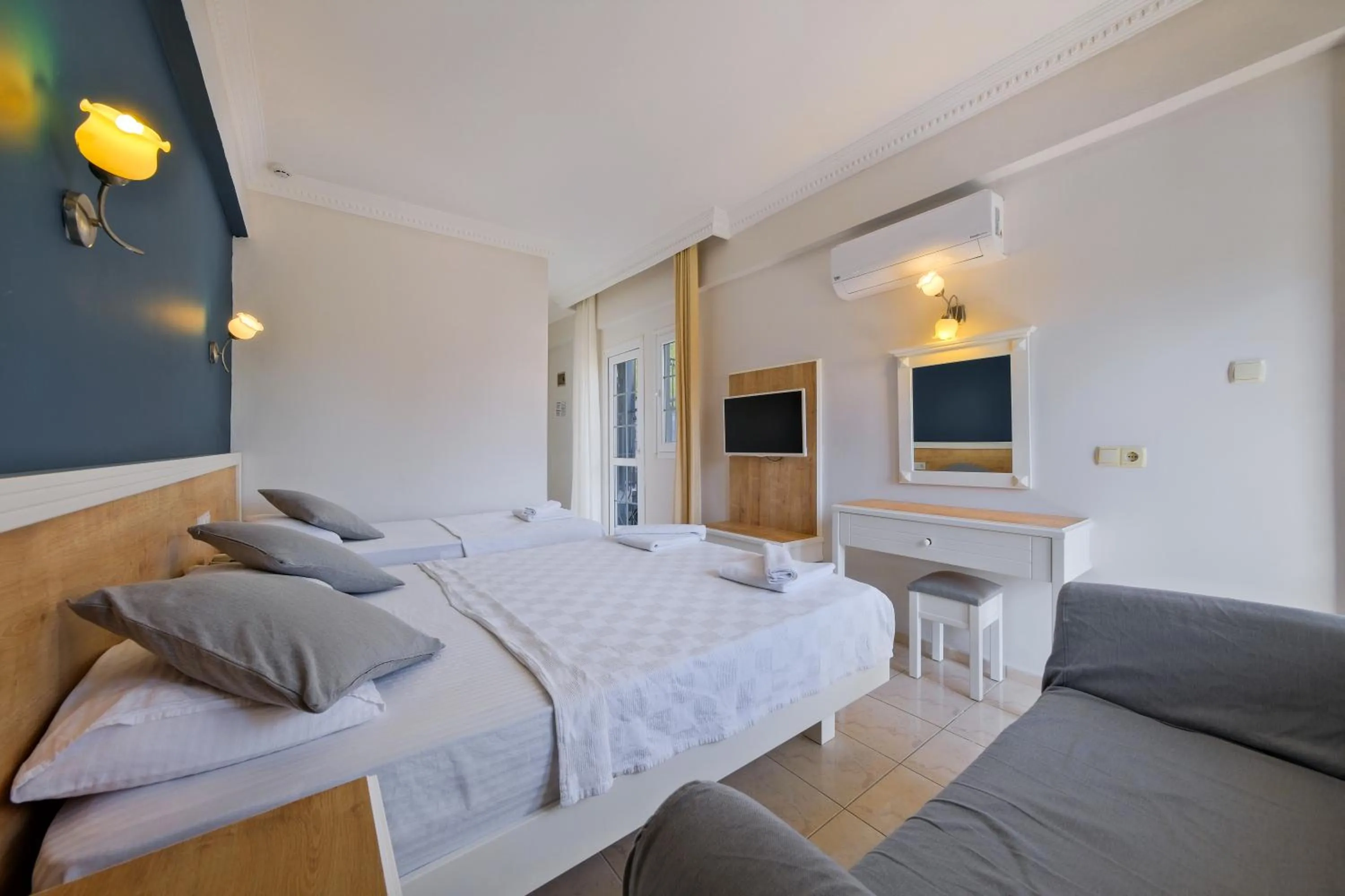 Photo of the whole room in Majestic Hotel