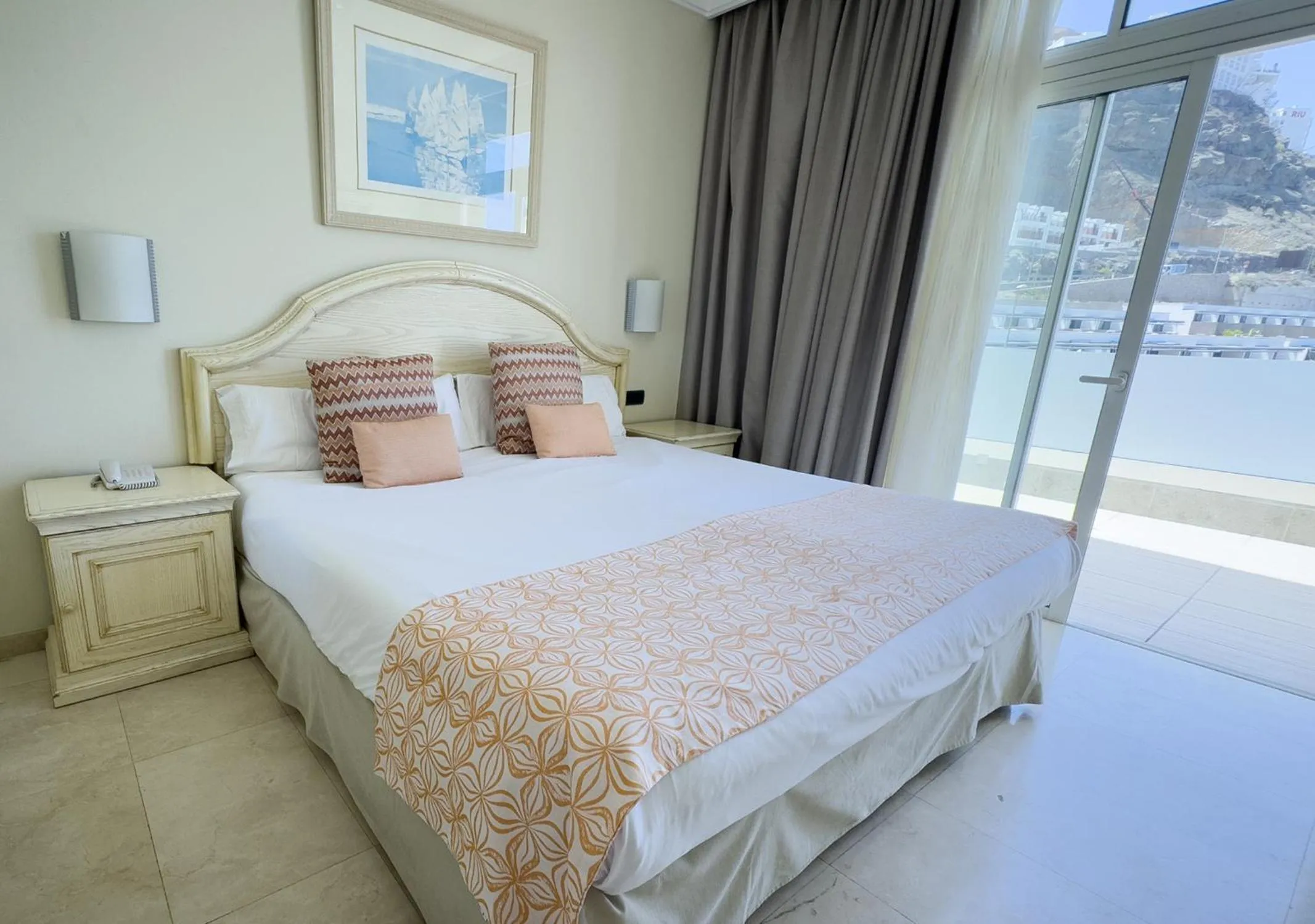 Pool view, Bed in Holiday Club Playa Amadores