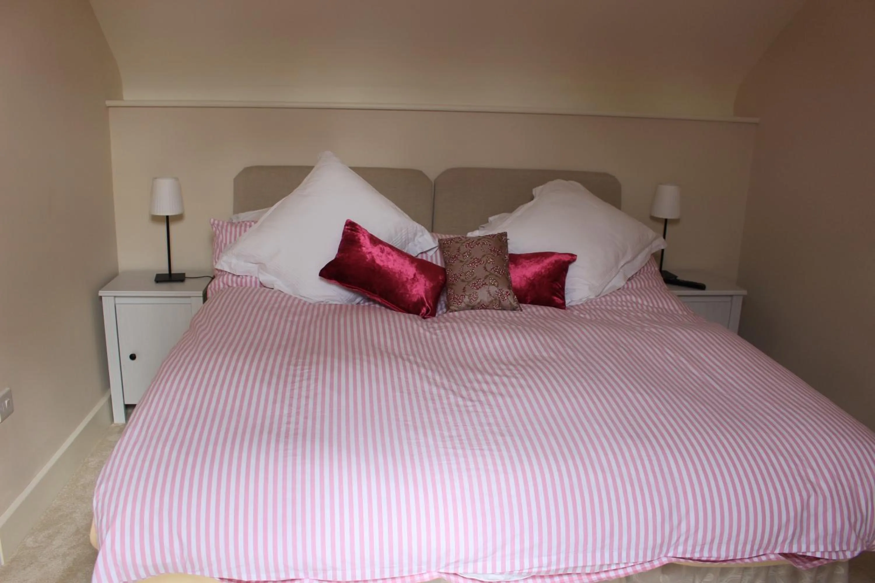 Photo of the whole room in The Old Bakery Barn